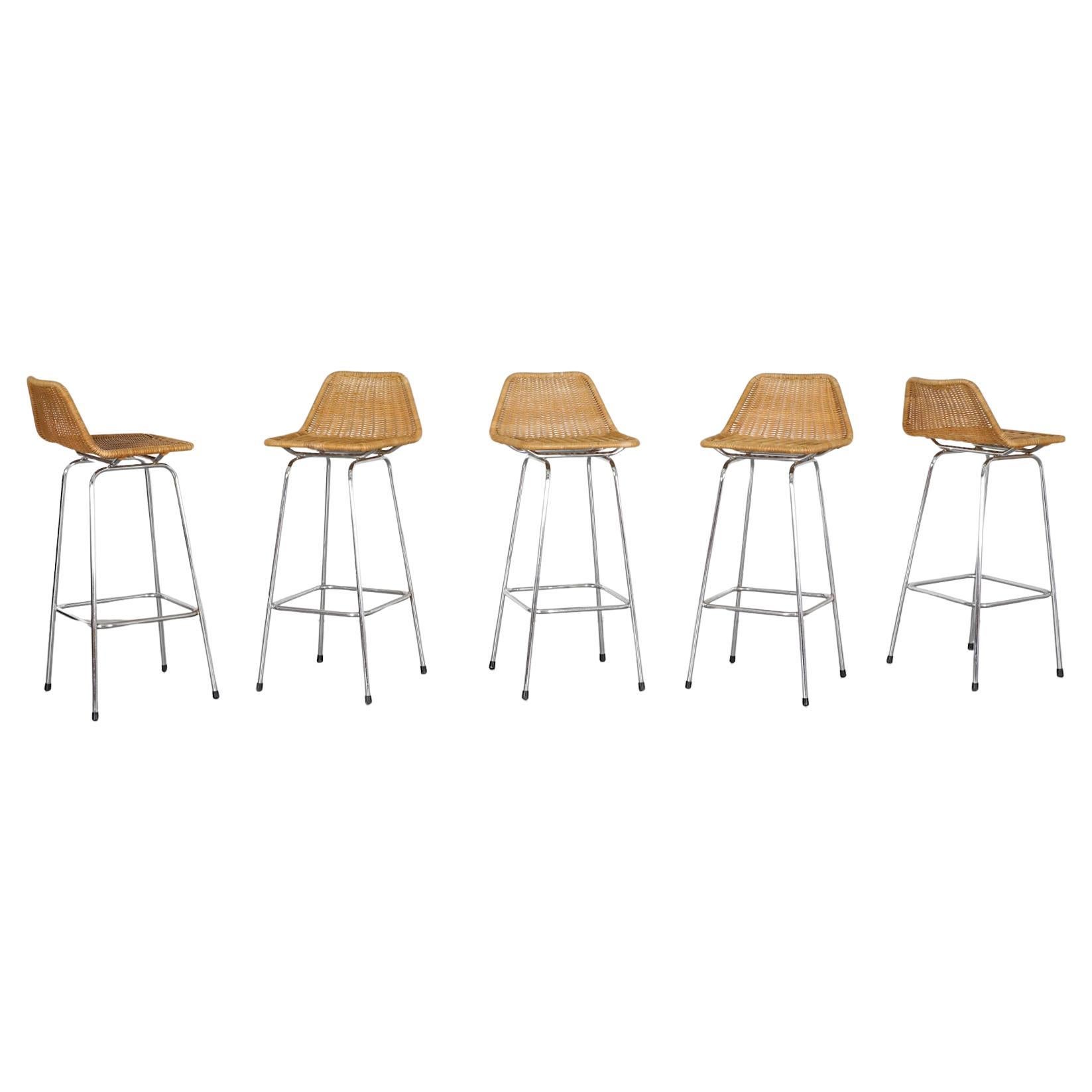Sgabelli da bar in vimini in stile Charlotte Perriand con schienale angolato e gambe cromate in vendita