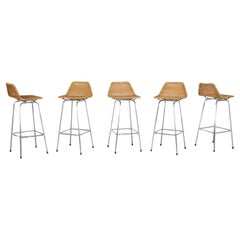 Tabourets de bar de style Charlotte Perriand avec dossiers angulaires et pieds chromés