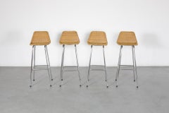 Tabourets de bar en osier de style Charlotte Perriand avec pieds chromés par Rohe Noordwolde