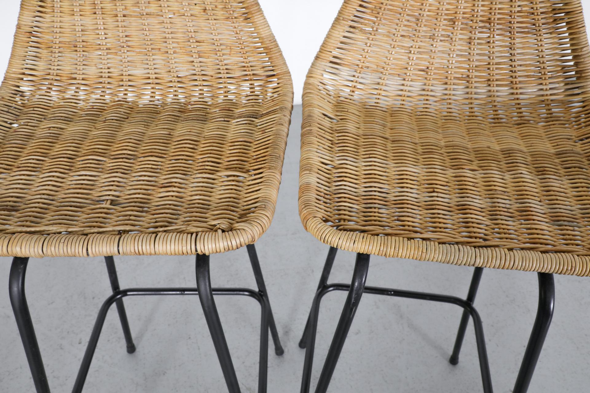 Tabourets de comptoir de style Charlotte Perriand avec pieds émaillés noirs en vente 2