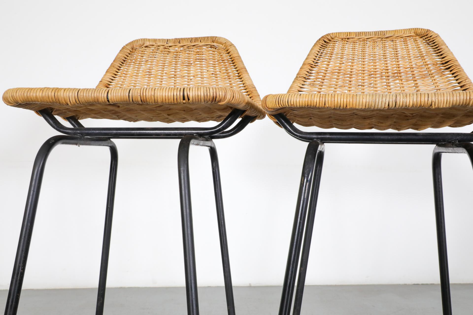 Tabourets de comptoir de style Charlotte Perriand avec pieds émaillés noirs en vente 3