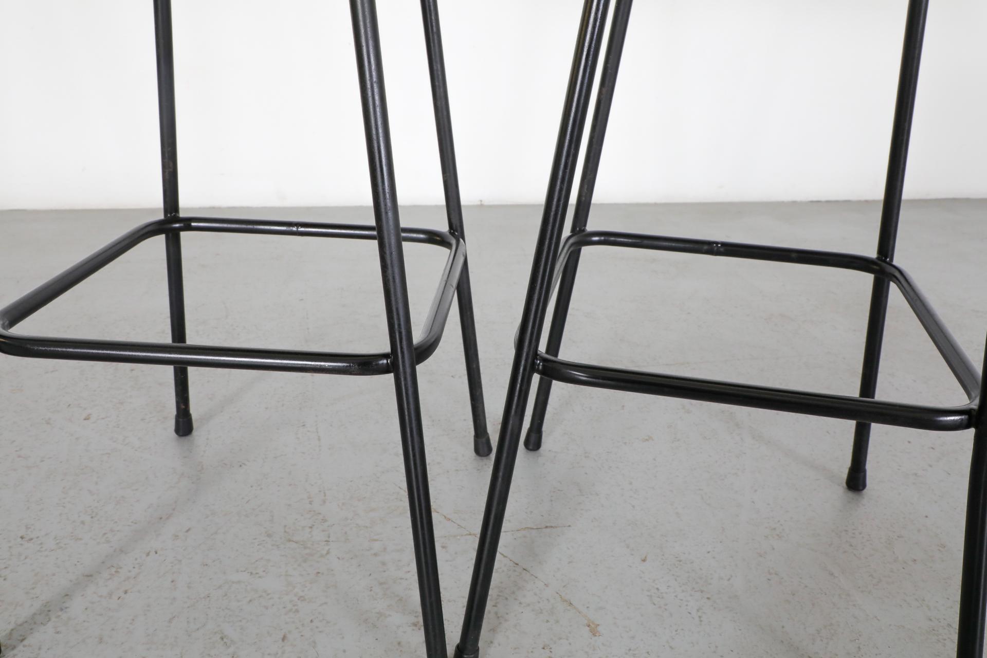 Tabourets de comptoir de style Charlotte Perriand avec pieds émaillés noirs en vente 4