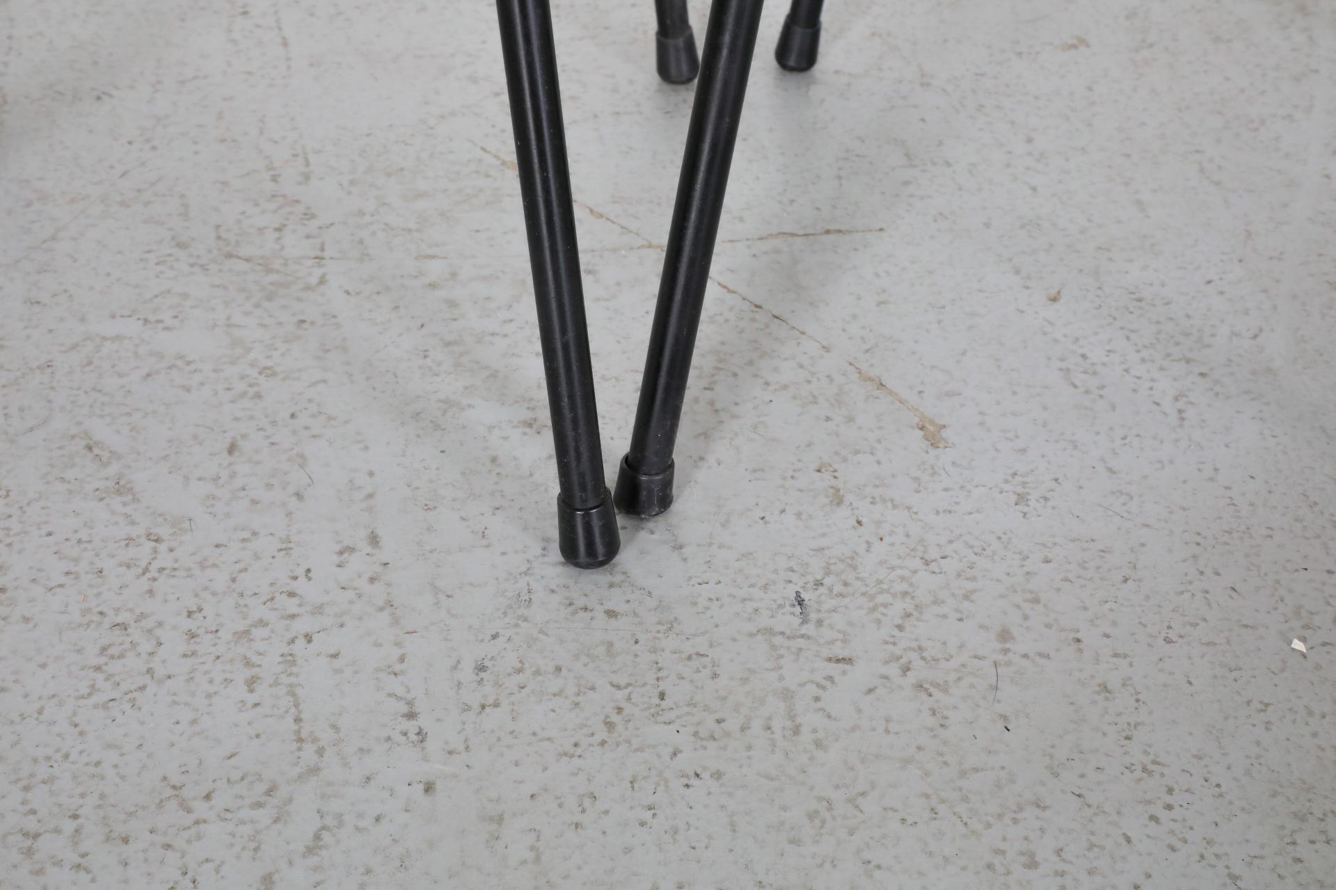 Tabourets de comptoir de style Charlotte Perriand avec pieds émaillés noirs en vente 5