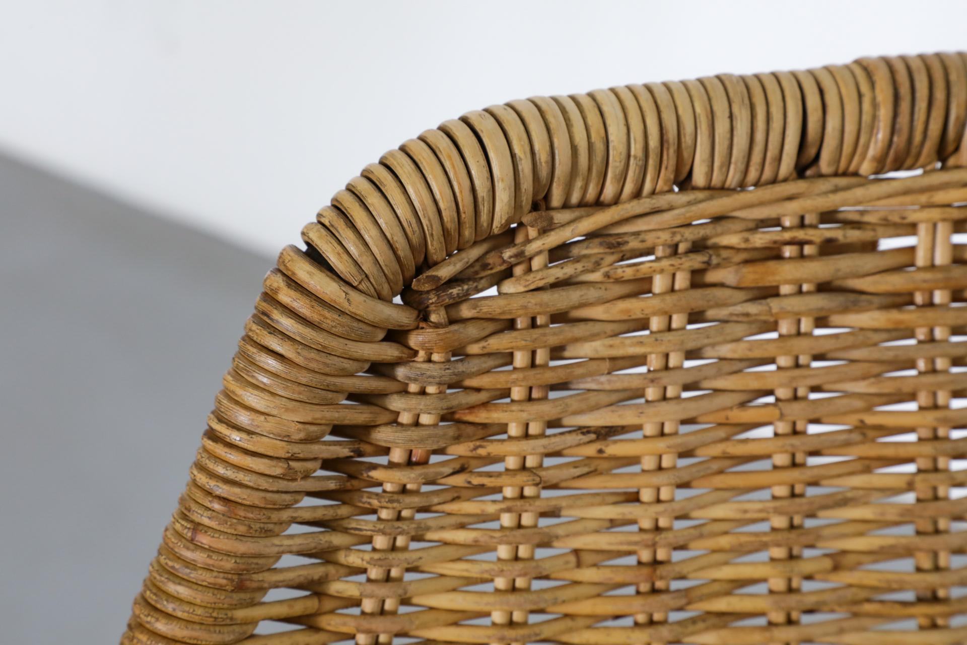 Tabourets de comptoir de style Charlotte Perriand avec pieds émaillés noirs en vente 6
