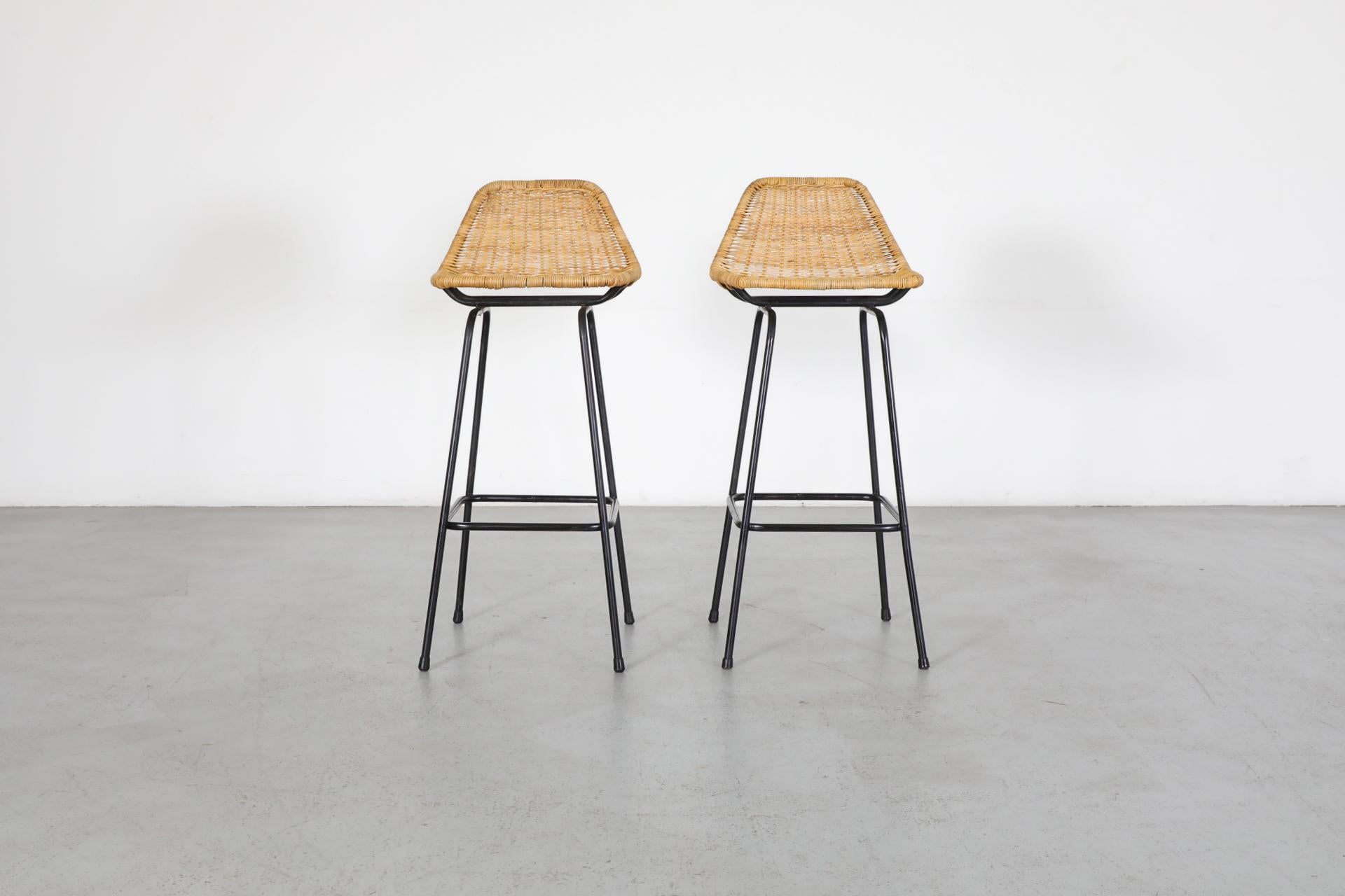 Tabourets de bar en rotin de style Charlotte Perriand par Dirk van Sliedregt pour Rohe Noordwolde avec des dossiers d'assise angulaires et des cadres tubulaires noirs. La hauteur du siège est de 30