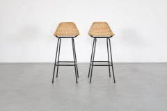 Tabourets de comptoir de style Charlotte Perriand avec pieds émaillés noirs