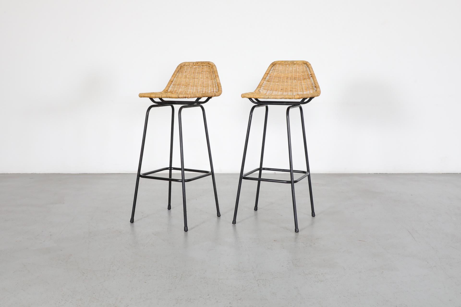 Mid-Century Modern Tabourets de comptoir de style Charlotte Perriand avec pieds émaillés noirs en vente