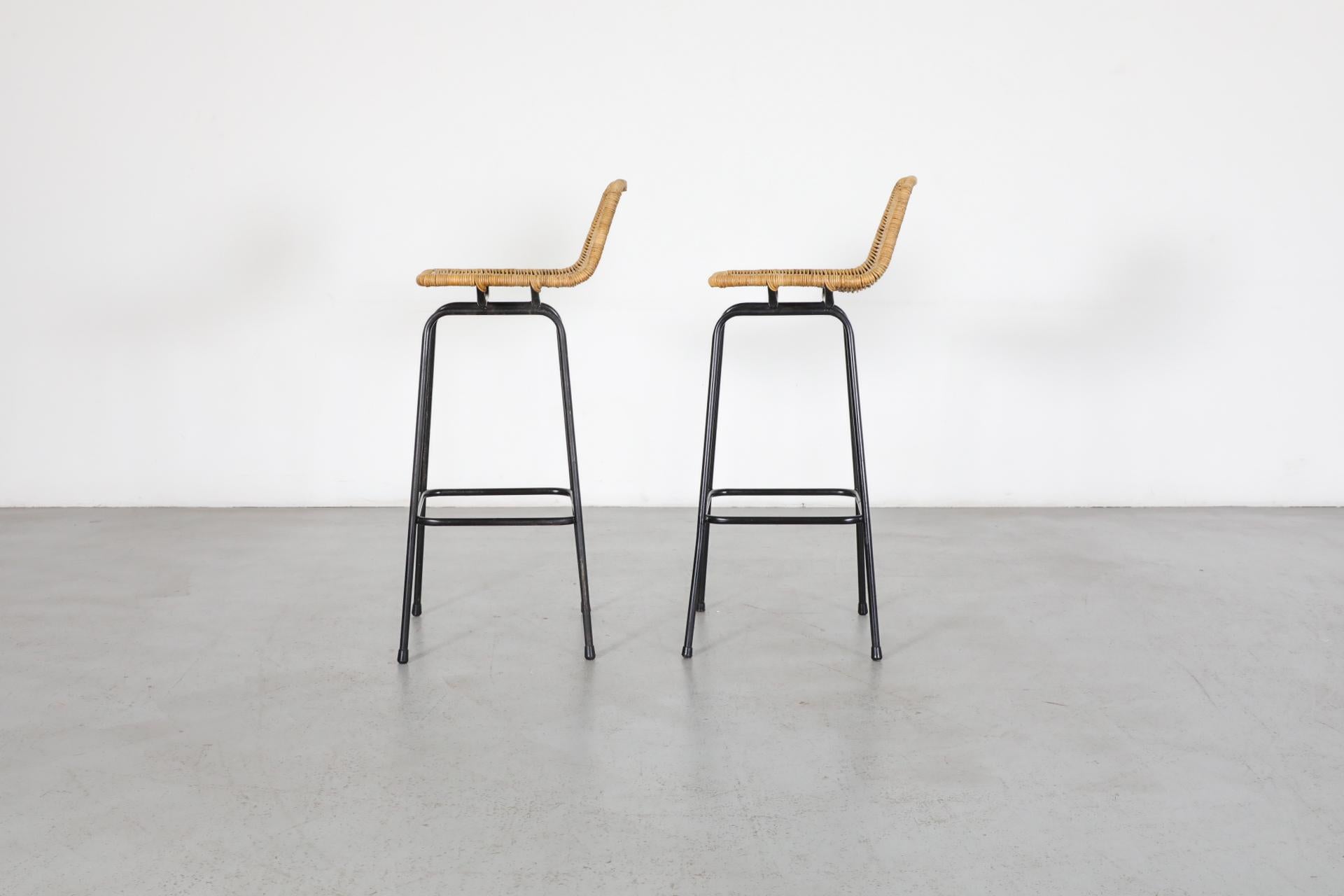 Néerlandais Tabourets de comptoir de style Charlotte Perriand avec pieds émaillés noirs en vente