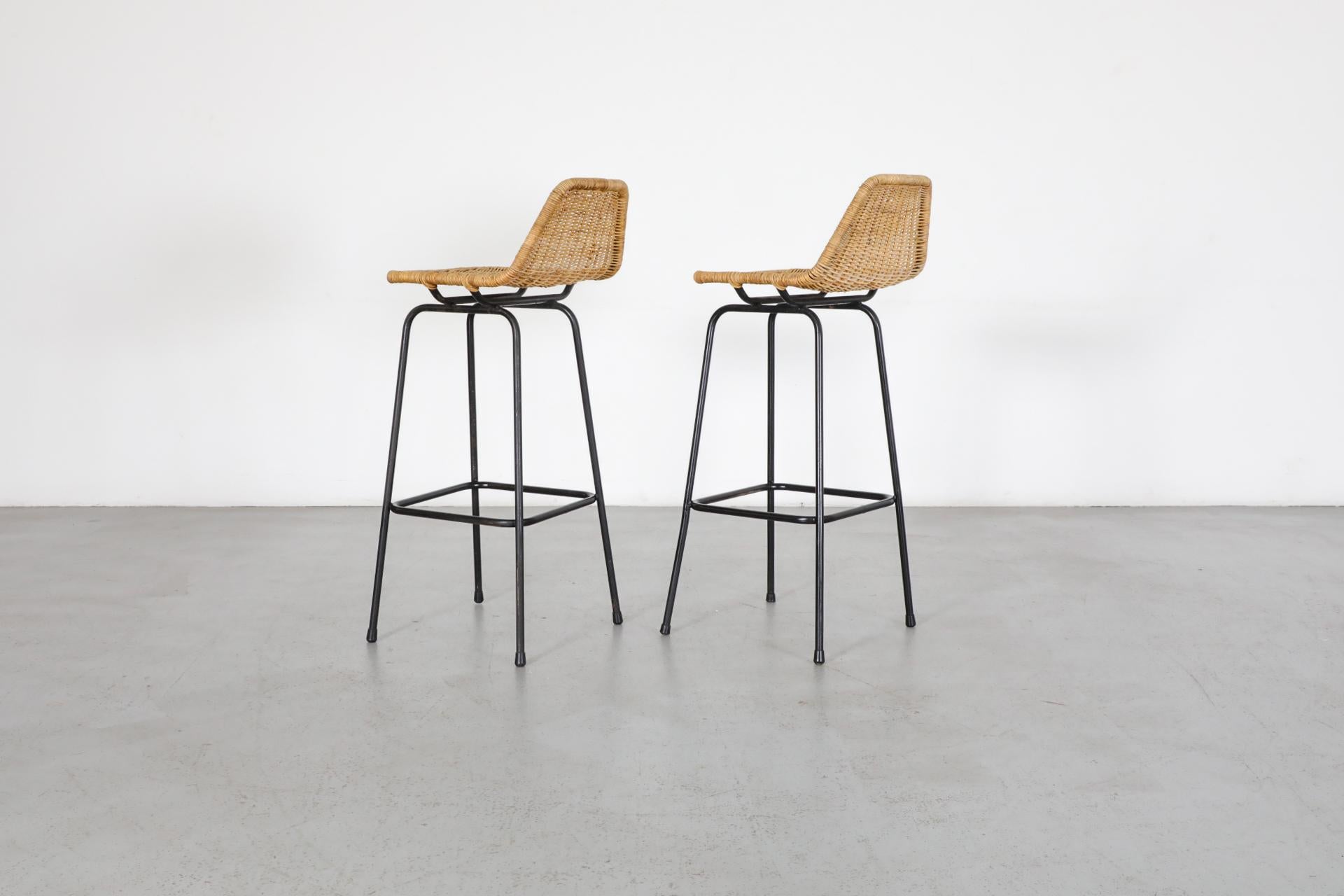 Émaillé Tabourets de comptoir de style Charlotte Perriand avec pieds émaillés noirs en vente