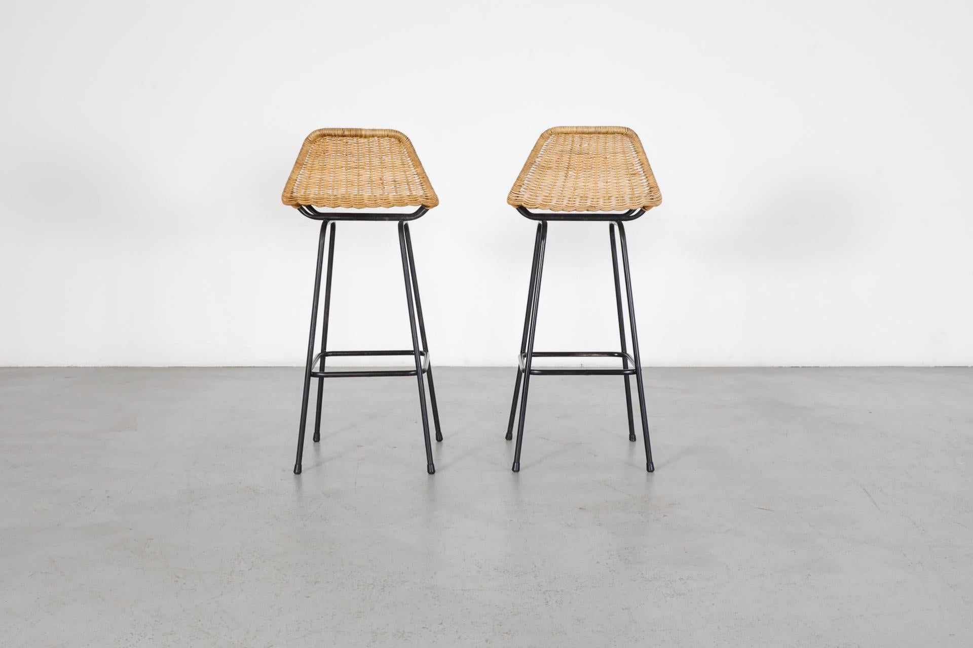 Tabourets de comptoir de style Charlotte Perriand avec pieds émaillés noirs Bon état - En vente à Los Angeles, CA