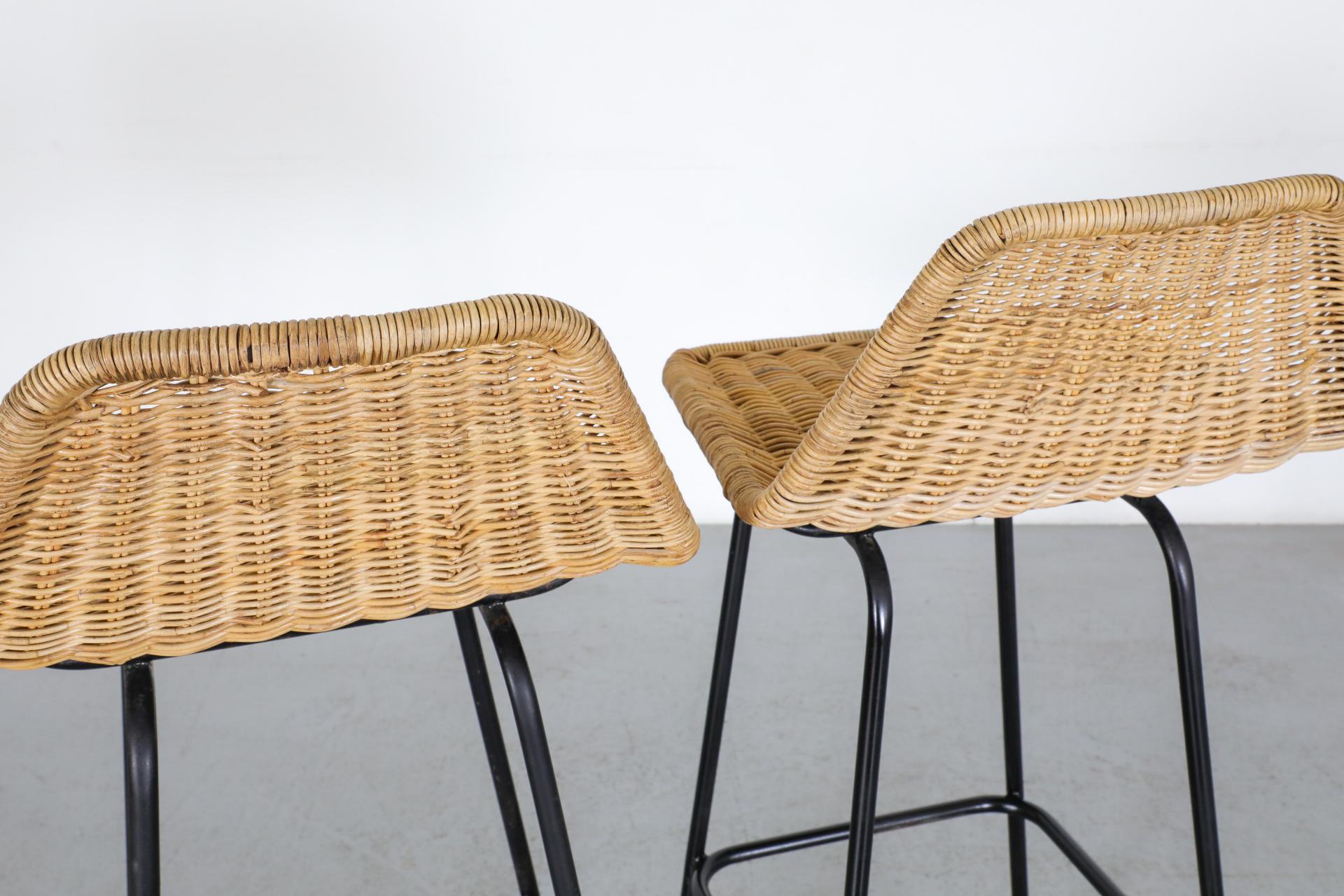 20ième siècle Tabourets de comptoir de style Charlotte Perriand avec pieds émaillés noirs en vente