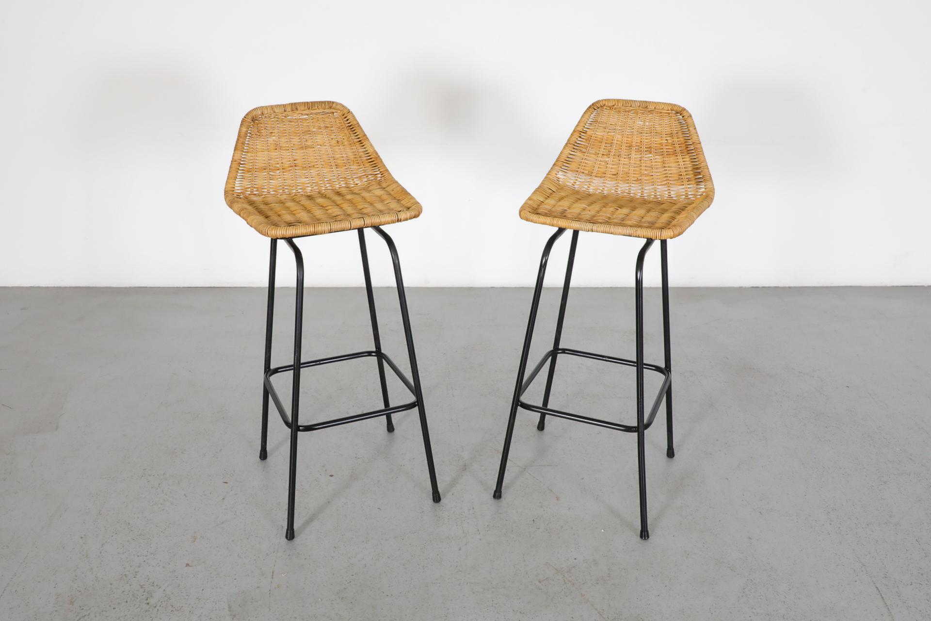 Métal Tabourets de comptoir de style Charlotte Perriand avec pieds émaillés noirs en vente