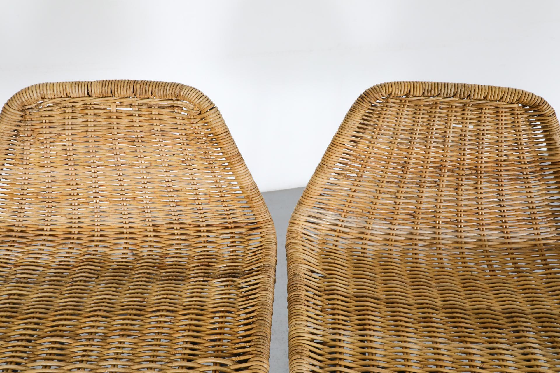 Tabourets de comptoir de style Charlotte Perriand avec pieds émaillés noirs en vente 1