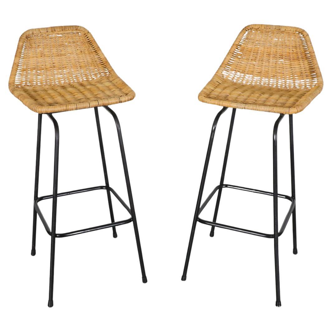 Sgabelli da banco in vimini in stile Charlotte Perriand con gambe smaltate nere
