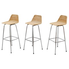 Tabourets de bar extra hauts en osier de style Charlotte Perriand avec dossier angulaire