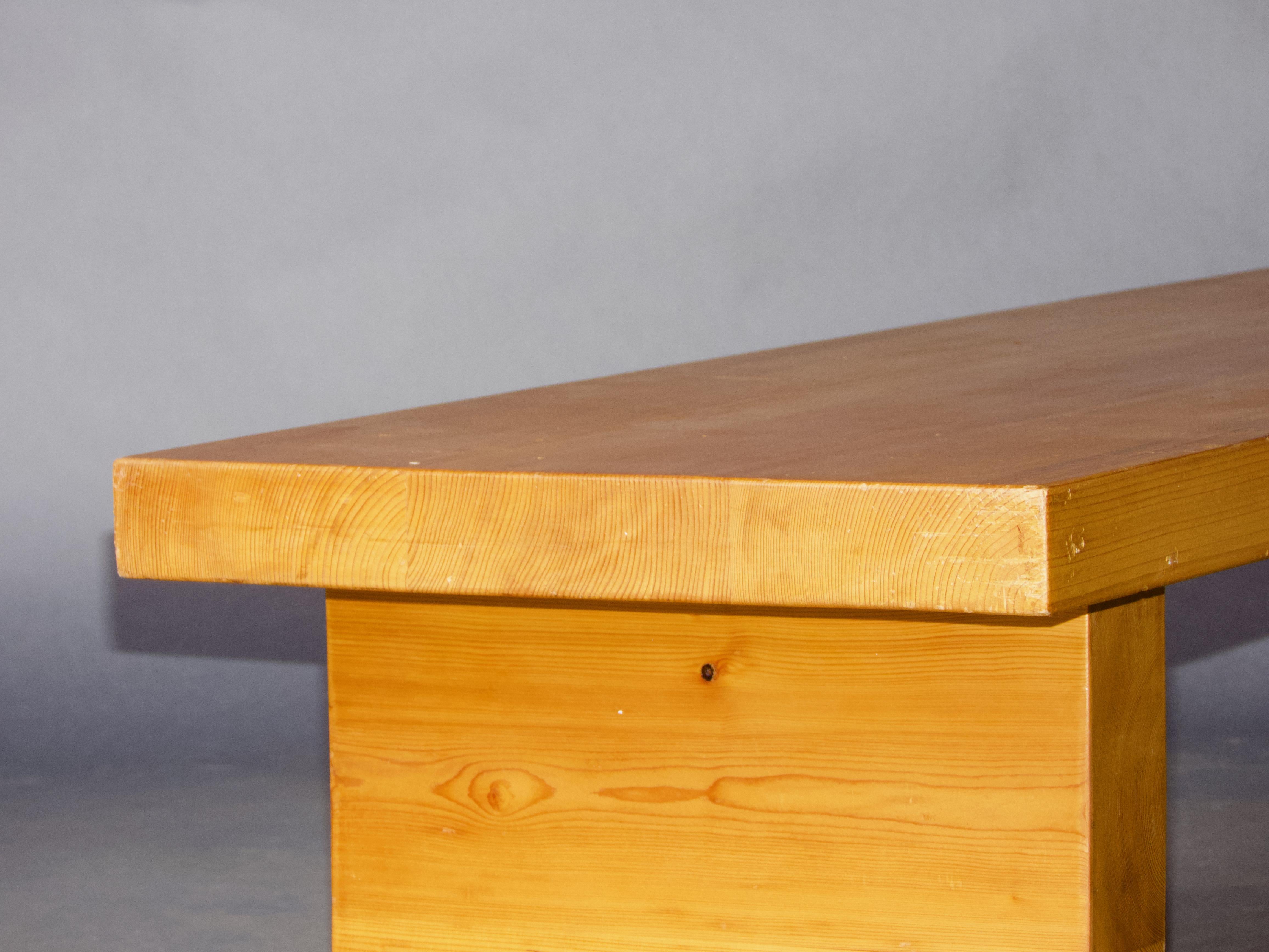 Banc en bois de pin de style Charlotte Perriand