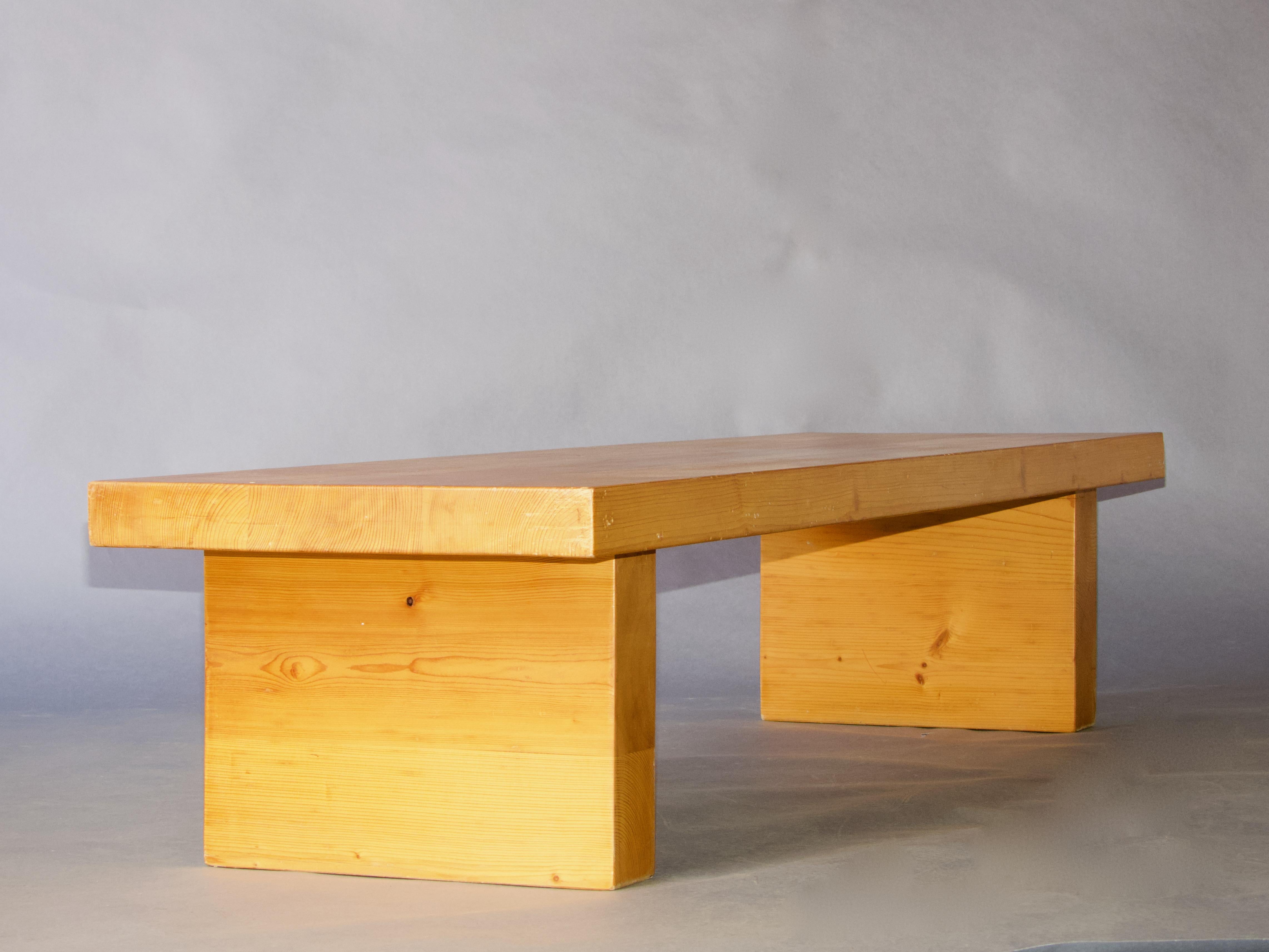 Européen Banc en bois de style Charlotte Perriand en vente
