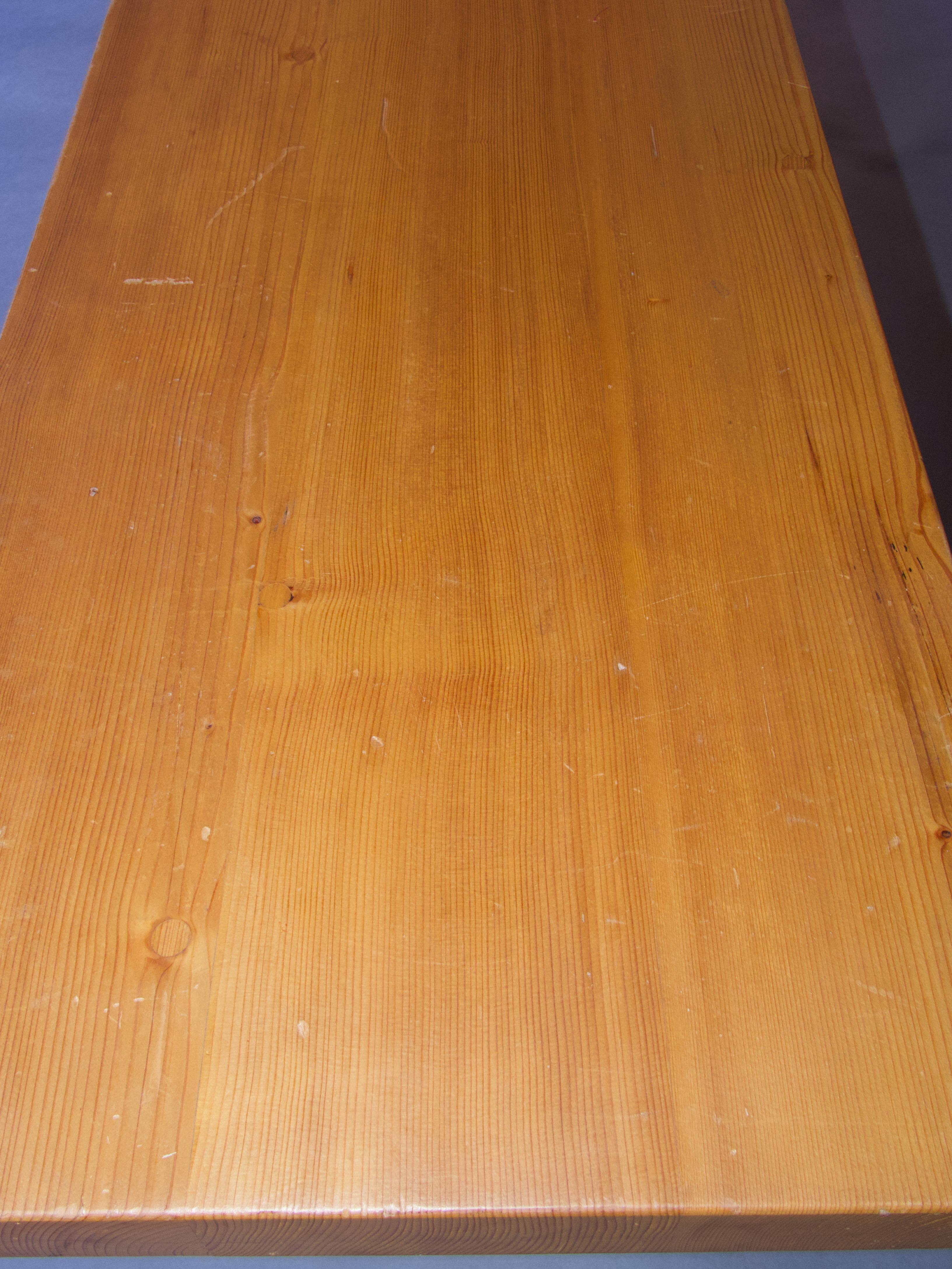 Banc en bois de style Charlotte Perriand en vente 1