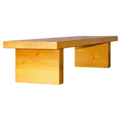 Holzbank im Stil von Charlotte Perriand