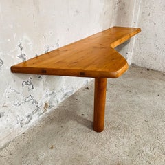 Scrivania sospesa di Charlotte Perriand dalla stazione sciistica di Méribel les Allues