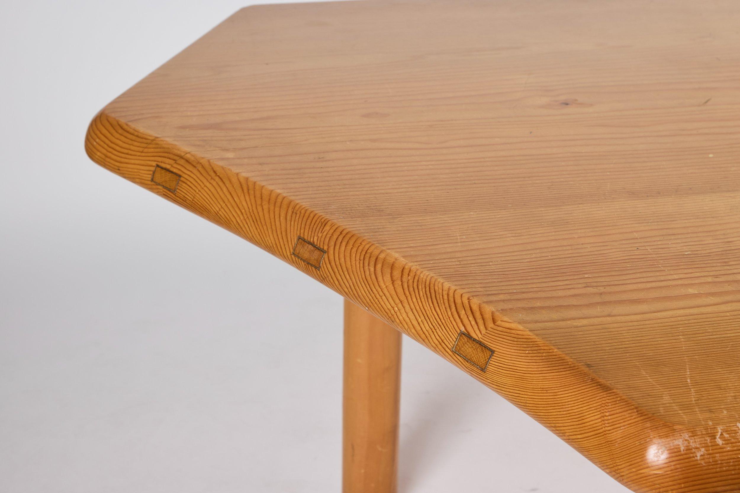 Table de salle à manger conçue par Charlotte Perriand en 1938. Rare table de salle à manger à six côtés conçue d'après une table en bois que Perriand a réalisée pour son appartement de Montparnasse en 1938. Avec sa géométrie organique et peu