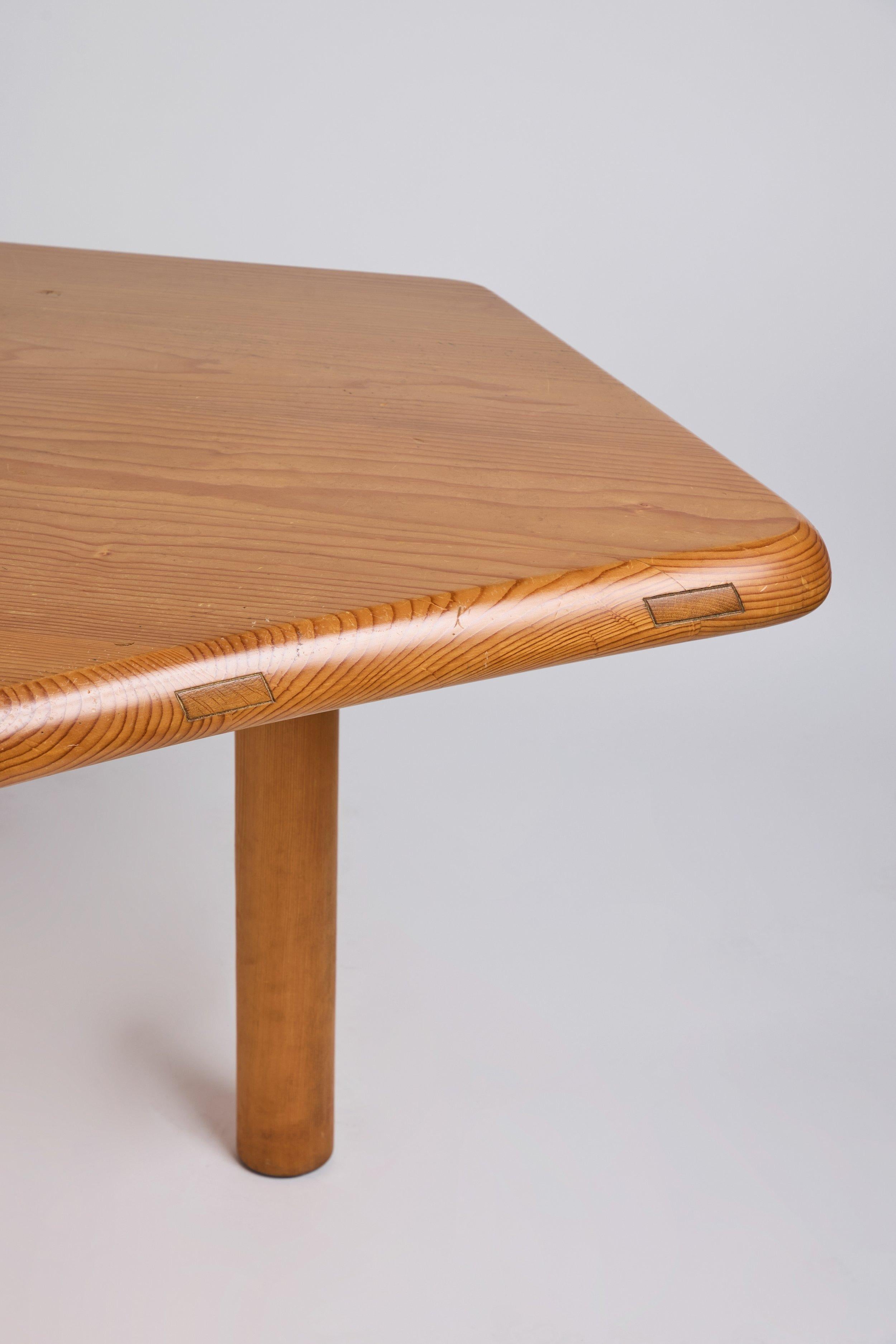 Charlotte Perriand Table à six pans, designs 1938 Excellent état - En vente à Studio City, CA
