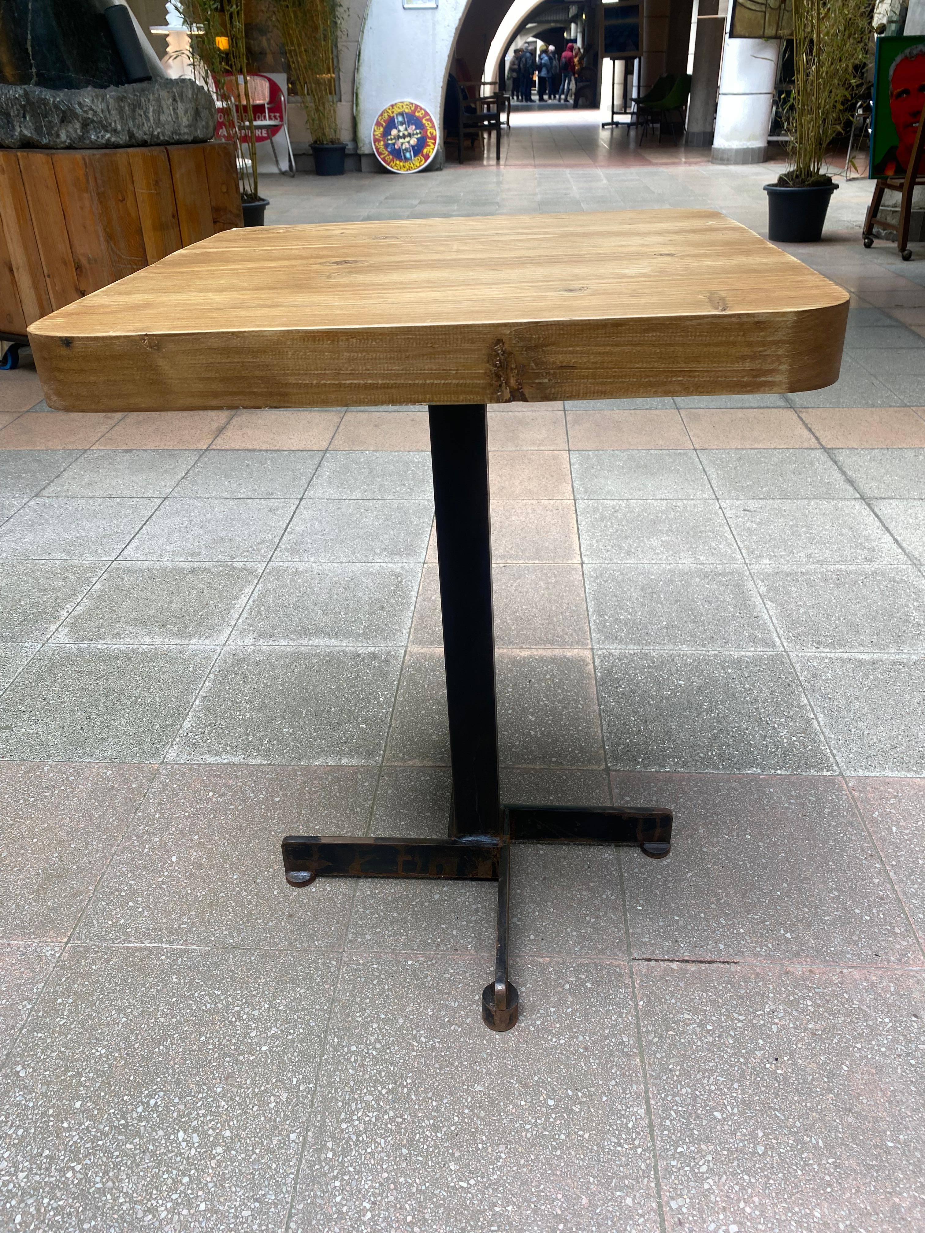 Charlotte Perriand Table / Pedestal table Les Arcs 1600 Bon état - En vente à Saint ouen, FR
