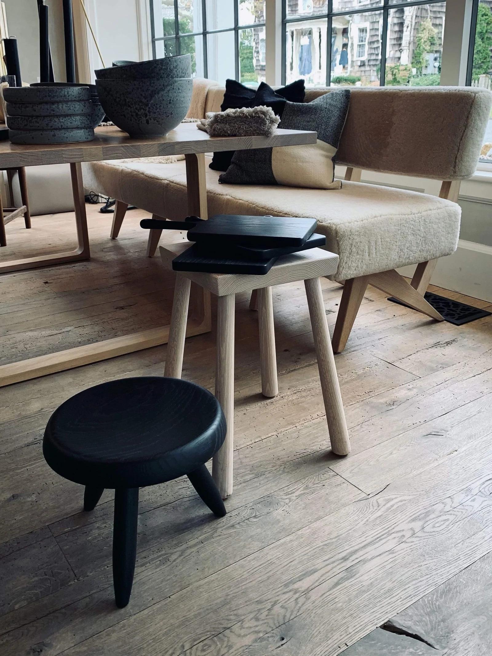 Ispirato ai tradizionali sgabelli da mungitura usati dai pastori nelle Alpi, lo sgabello Tabouret Berger è stato disegnato nel 1961 da Charlotte Perriand. Perriand disegnava pezzi che dovevano essere usati e goduti comodamente in uno spazio; lo