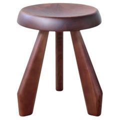 Tabouret Meribel en noyer de Charlotte Perriand