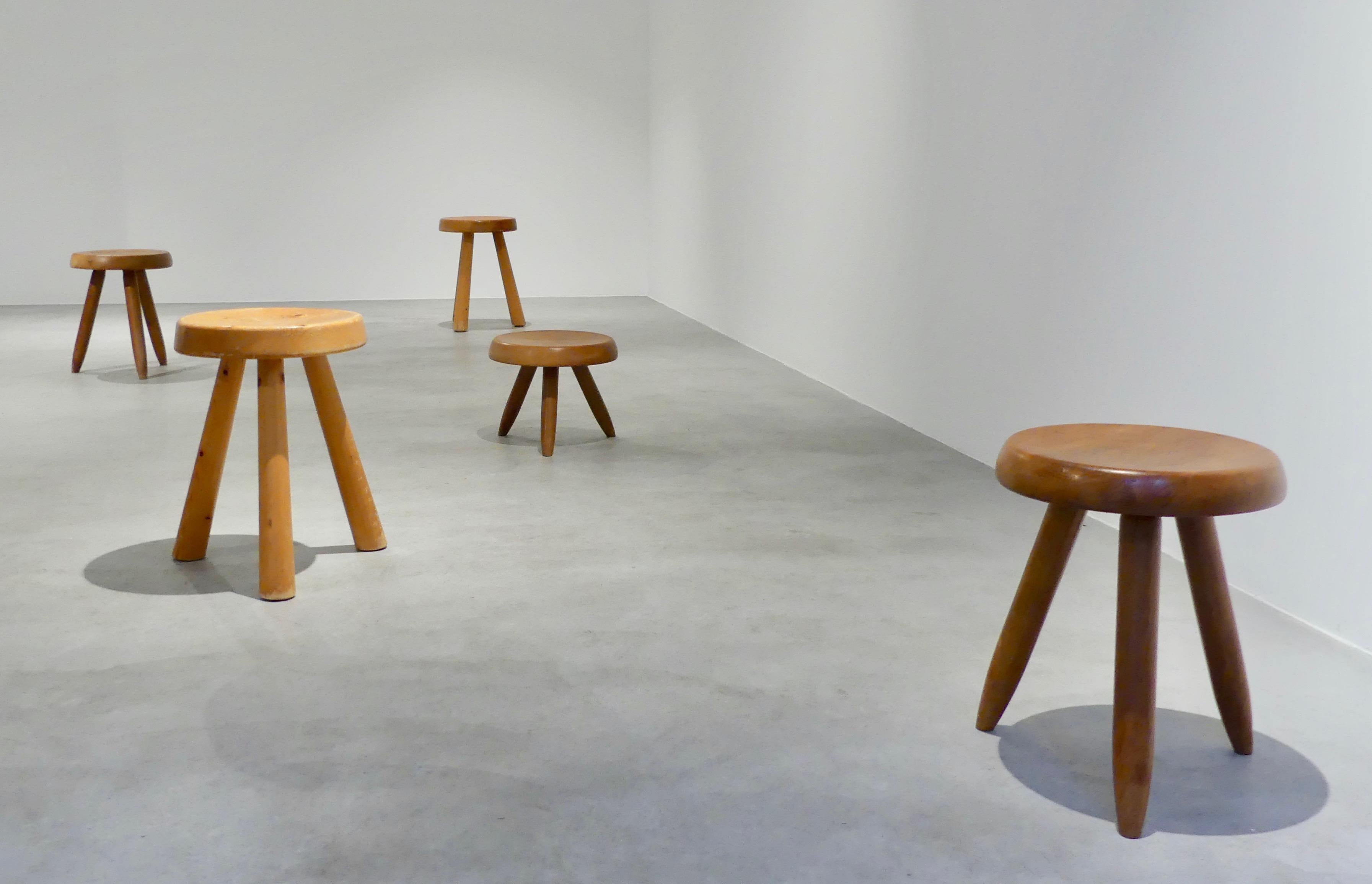 Charlotte Perriand Les Arcs „Dreibeinhocker“ aus Kiefernholz, 1960er Jahre (Mitte des 20. Jahrhunderts) im Angebot