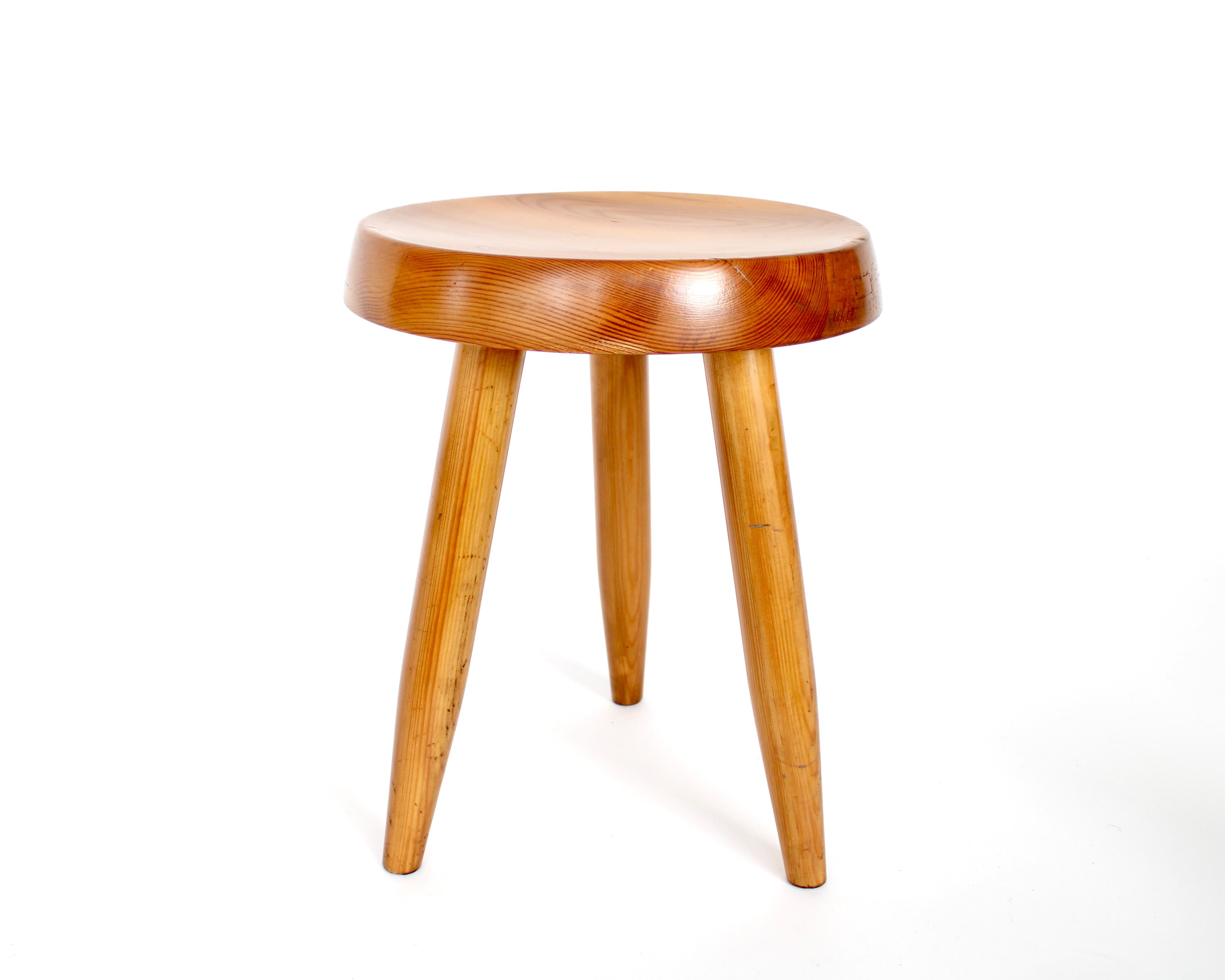 Originaler hoher Hocker oder Tabouret, auch bekannt als Berger Hocker, entworfen von Charlotte Perriand. Inspiriert vom Leben in den Bergen, verwendet das Design typische MATERIALIEN der Alpen. Erlesene Handarbeit mit traditionellen