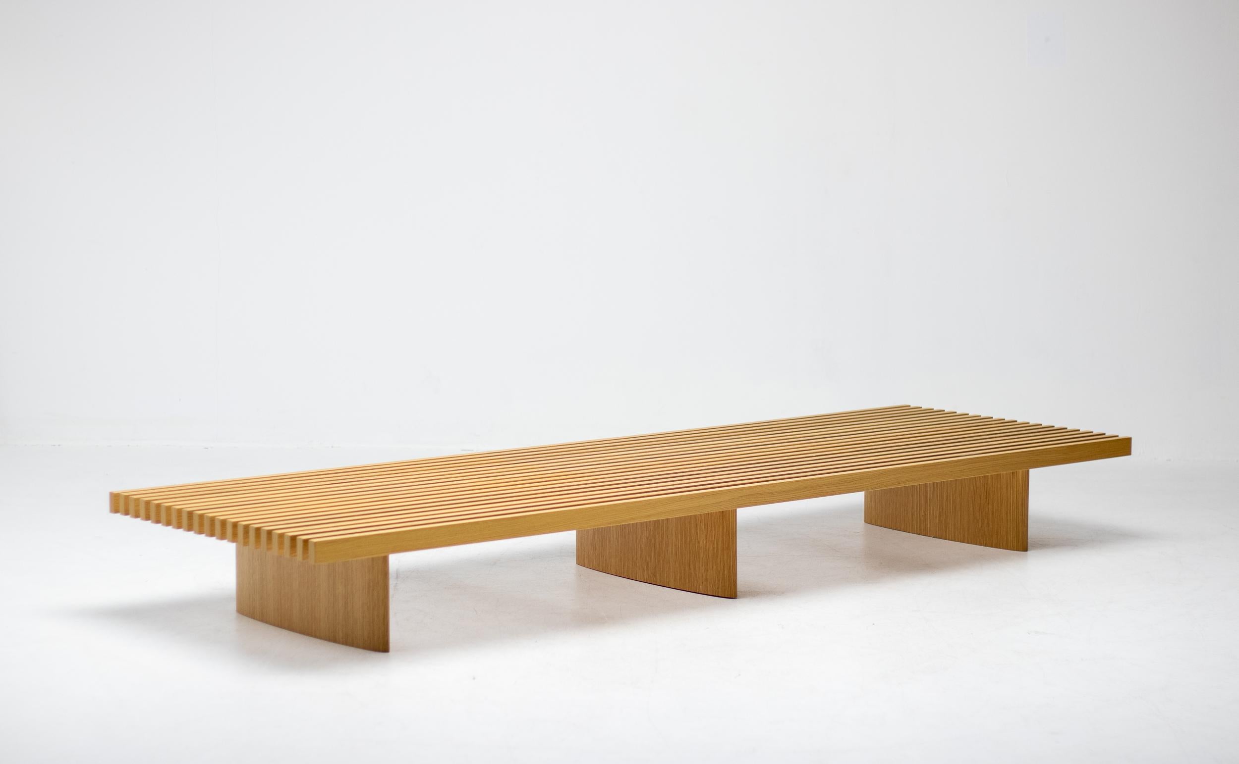 Concebida en Tokio en 1953 por Charlotte Perriand y aún de notable actualidad, esta pieza modular puede utilizarse como mesa baja de centro, banco o, con cojines, como sofá.
El diseño dio prioridad a la funcionalidad, lo que llevó a la diseñadora a