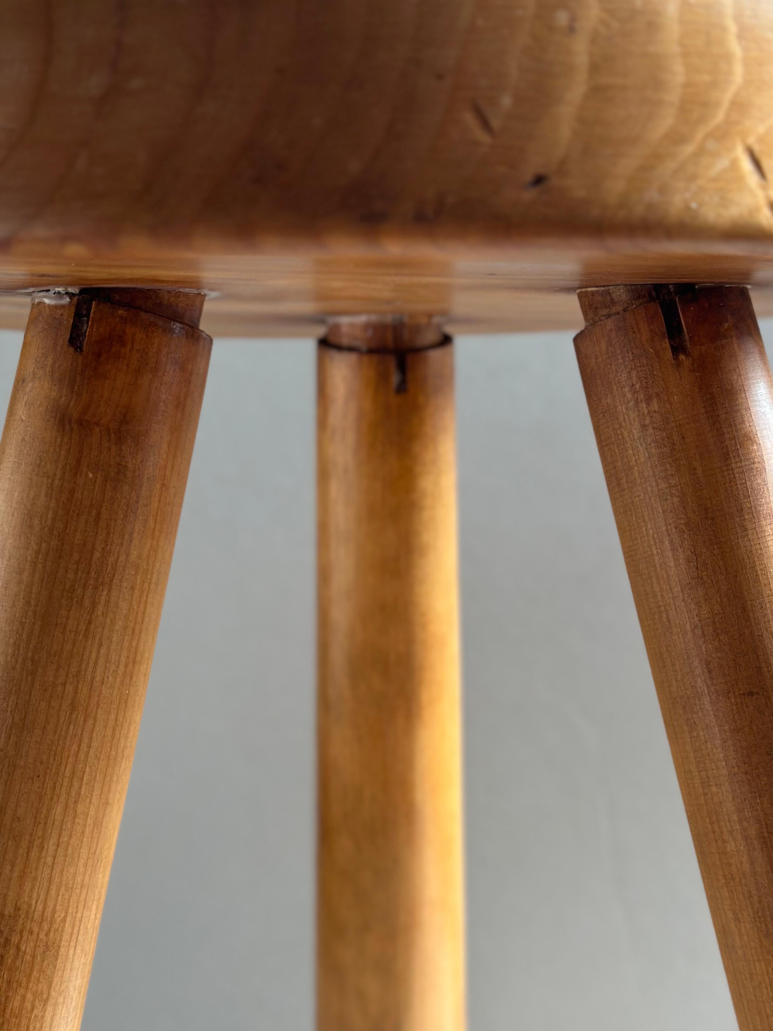 French Charlotte Perriand Tripod Stool in Pine for Les Arcs, 1960s For Sale