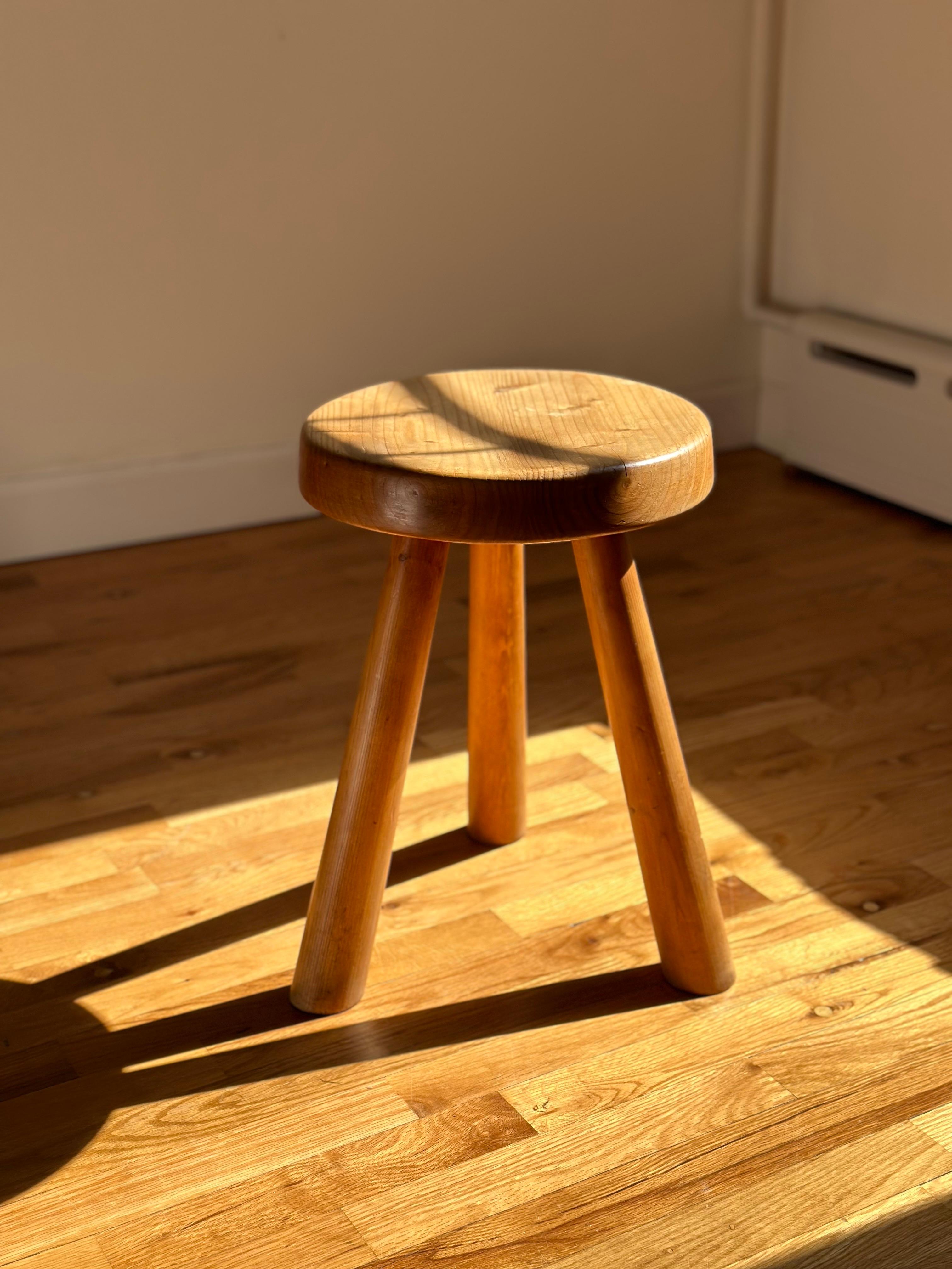 Charlotte Perriand Tripod Stool in Pine for Les Arcs, 1960s In Good Condition For Sale In Brooklyn, NY