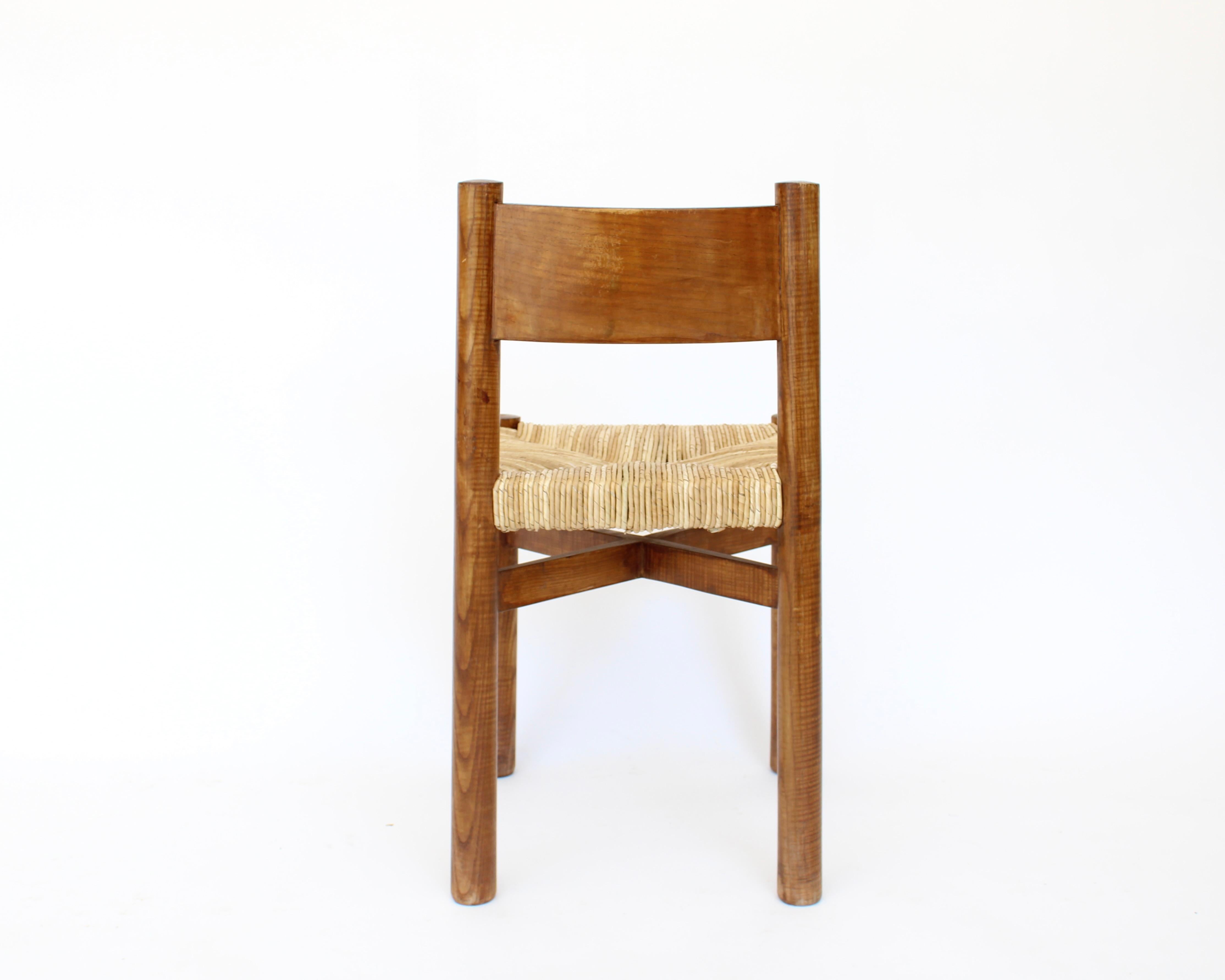 Charlotte Perriand Dos sillas de comedor Meribel de roble y junco Les Arcs en venta 4