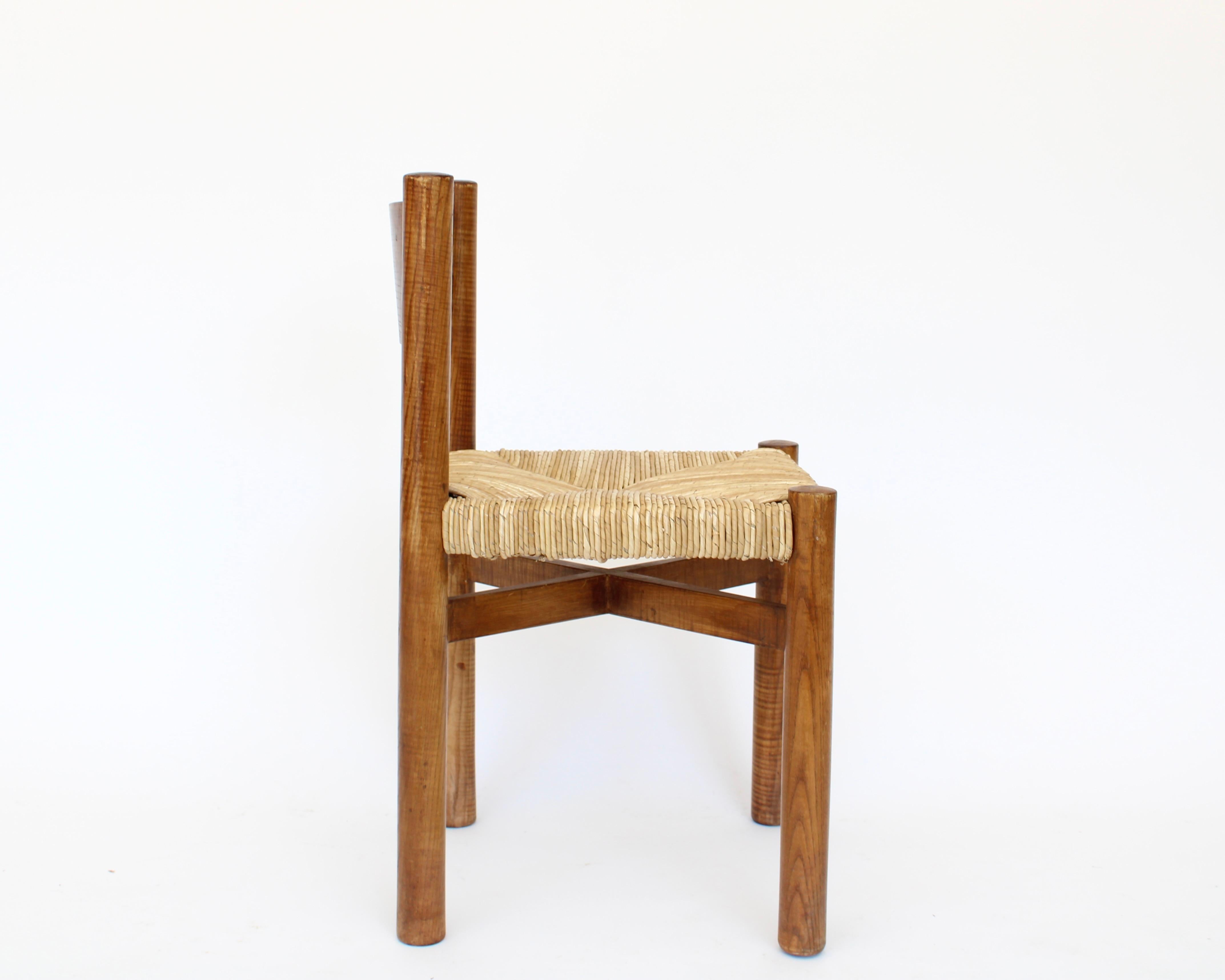 Charlotte Perriand Dos sillas de comedor Meribel de roble y junco Les Arcs en venta 7