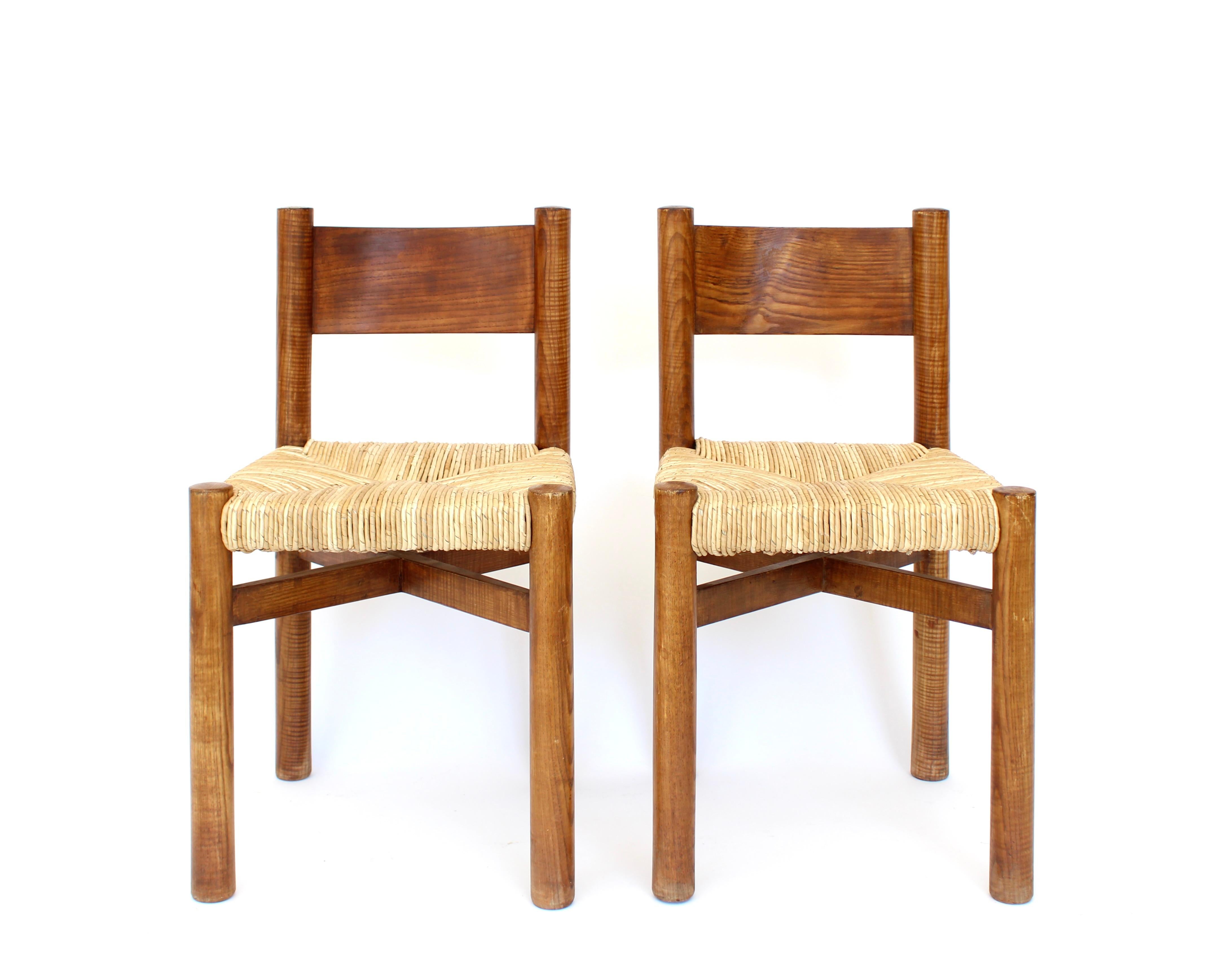 Icónicas sillas de comedor Charlotte Perriand Meribel de Les Arcs. Gran estado del armazón de roble. Armazón de madera clara, tirantes en forma de X, respaldo curvado y asiento de junco. Los asientos han sido reubicados.
Estas sillas muestran signos