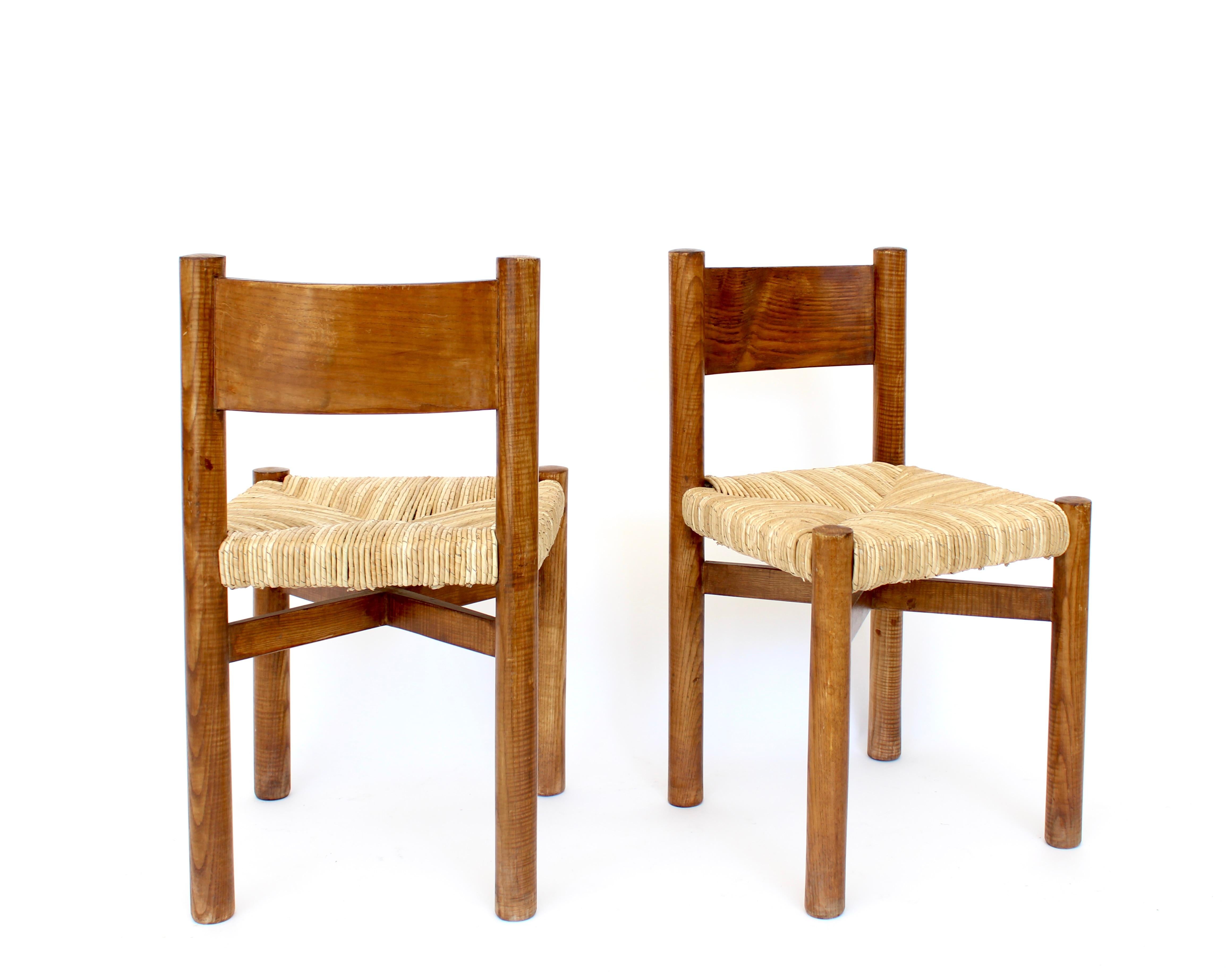 Charlotte Perriand Dos sillas de comedor Meribel de roble y junco Les Arcs Francés en venta