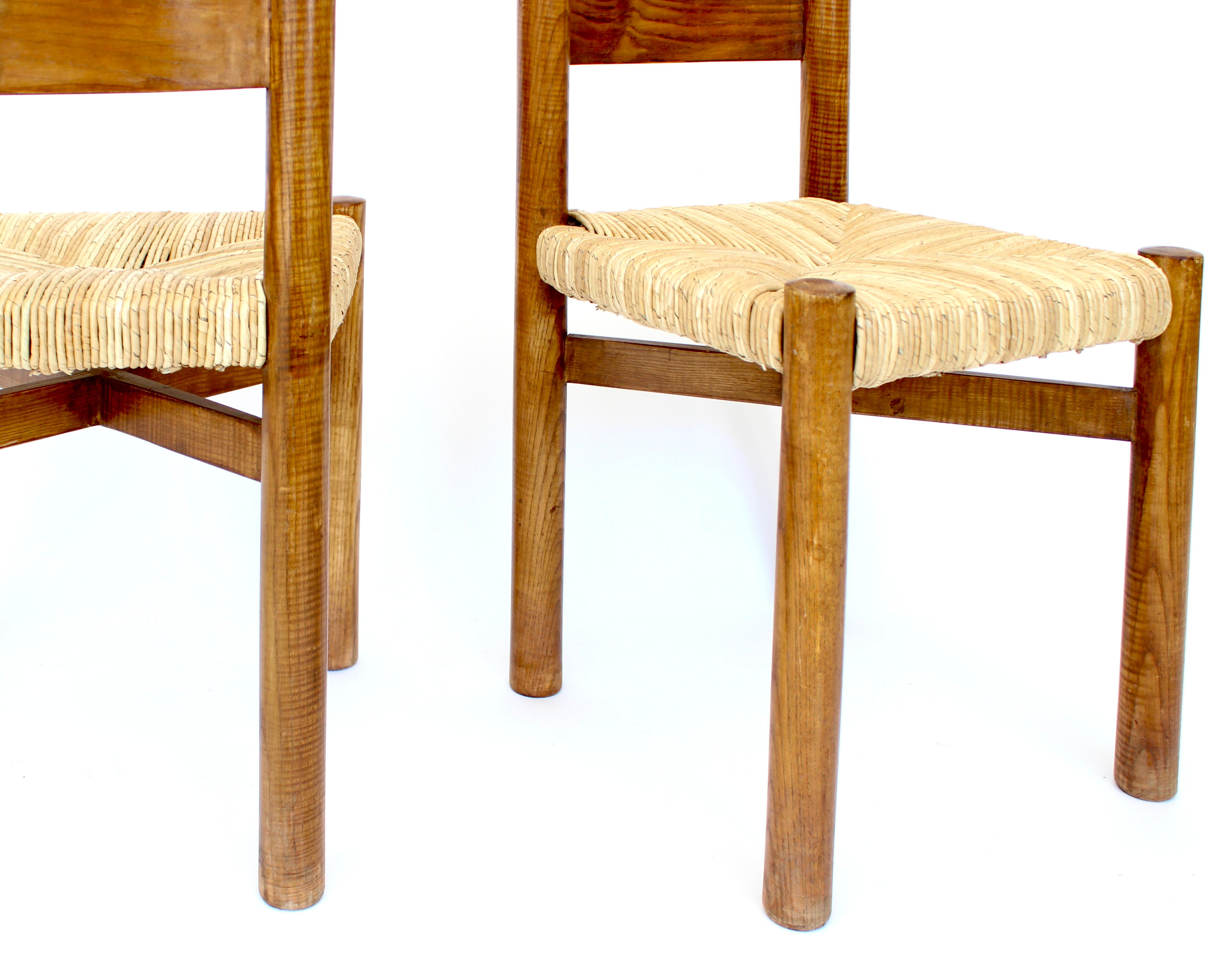 Charlotte Perriand Dos sillas de comedor Meribel de roble y junco Les Arcs en Bueno estado para la venta en Chicago, IL
