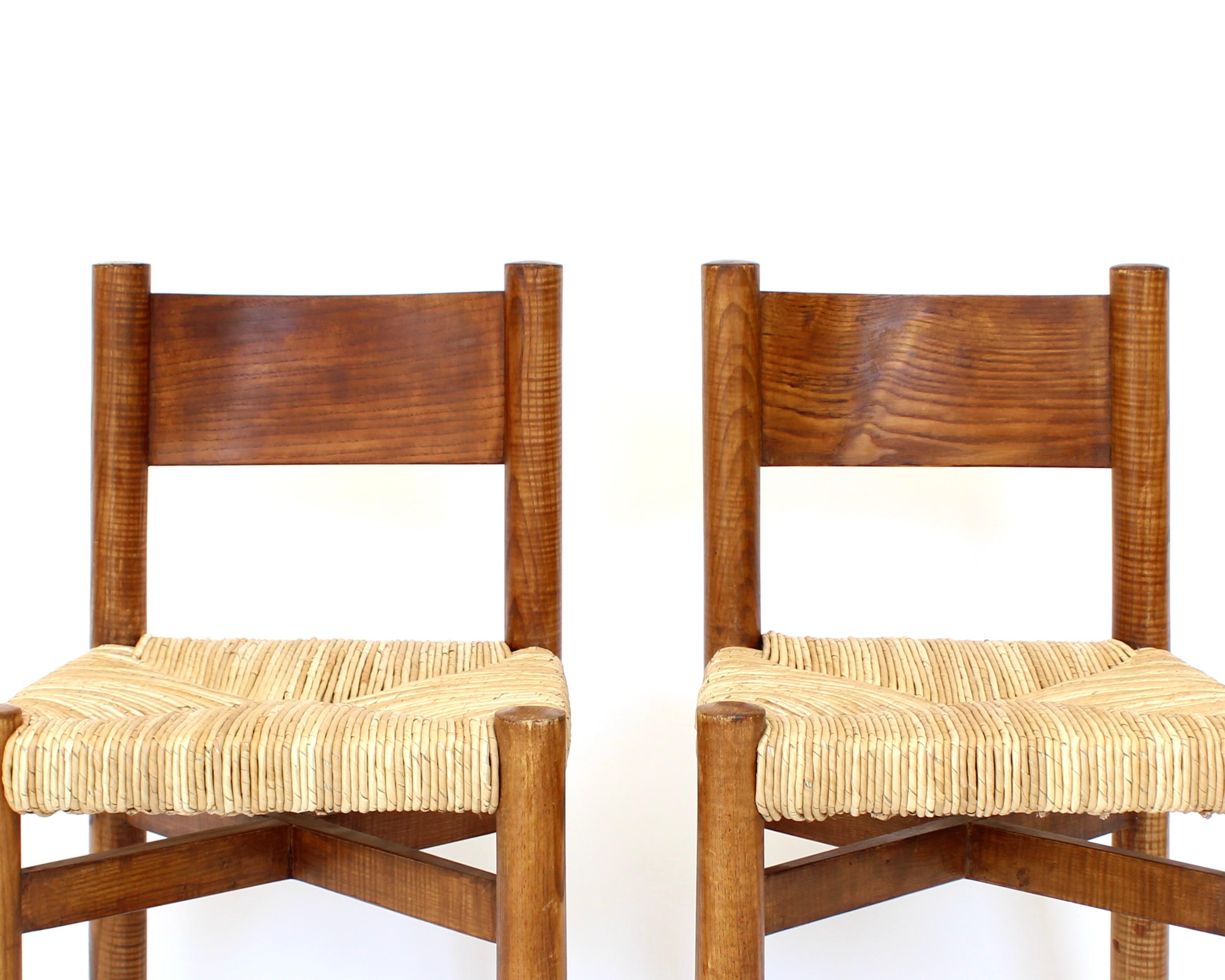 Charlotte Perriand Dos sillas de comedor Meribel de roble y junco Les Arcs mediados del siglo XX en venta