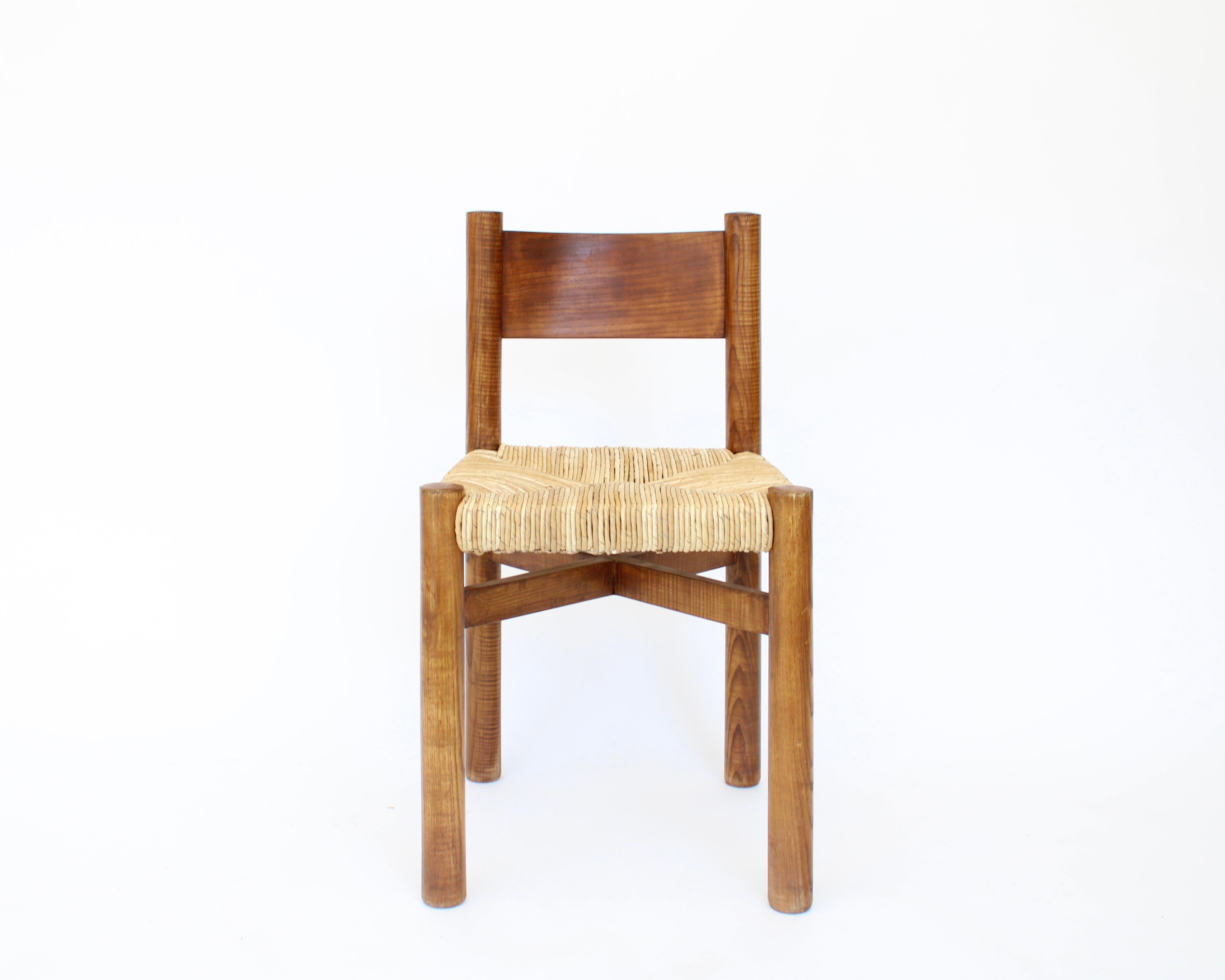 Charlotte Perriand Dos sillas de comedor Meribel de roble y junco Les Arcs en venta 2