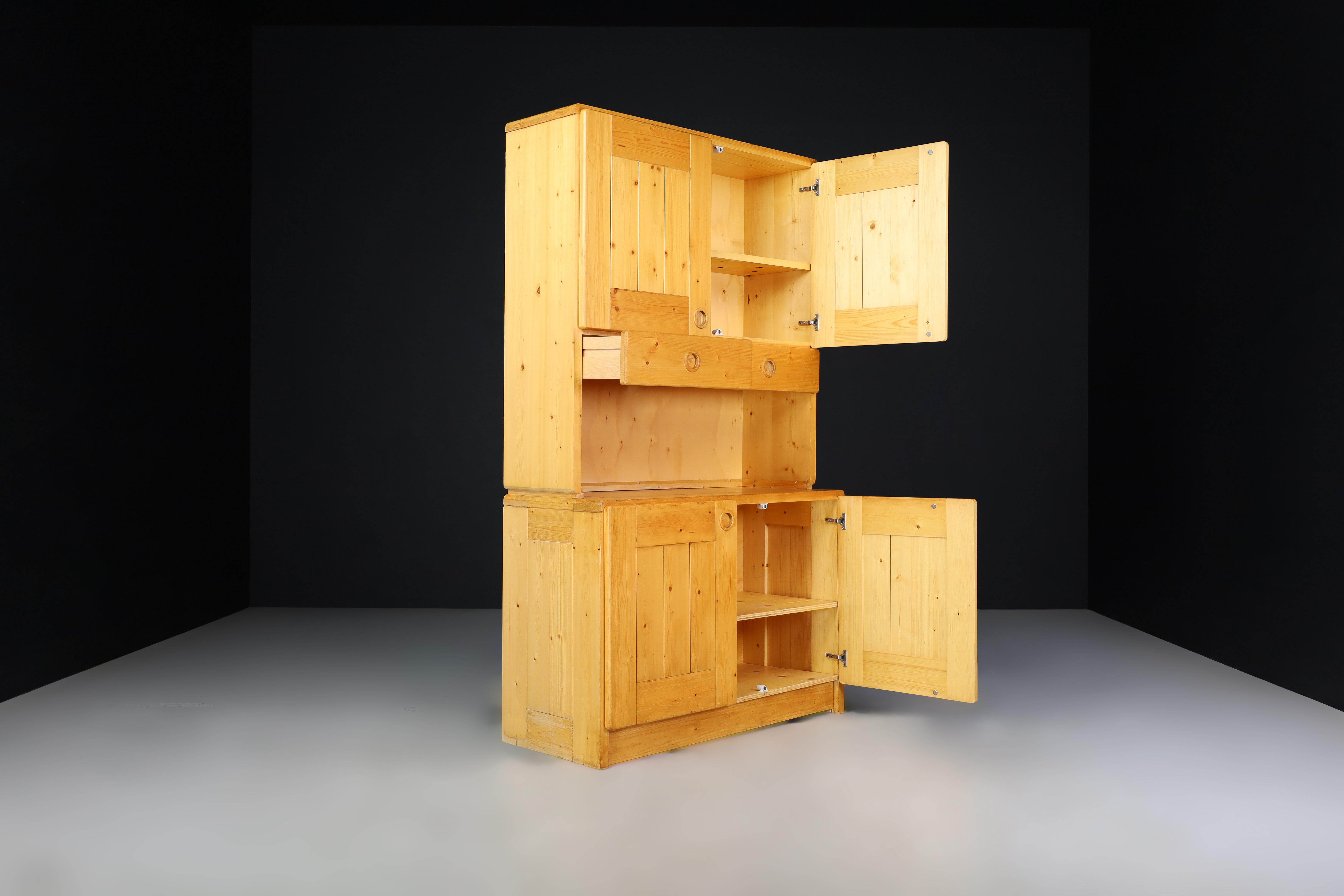 Charlotte Perriand Two-Part Pine Cabinet for Les Arcs, France, 1970s In Good Condition For Sale In Almelo, NL