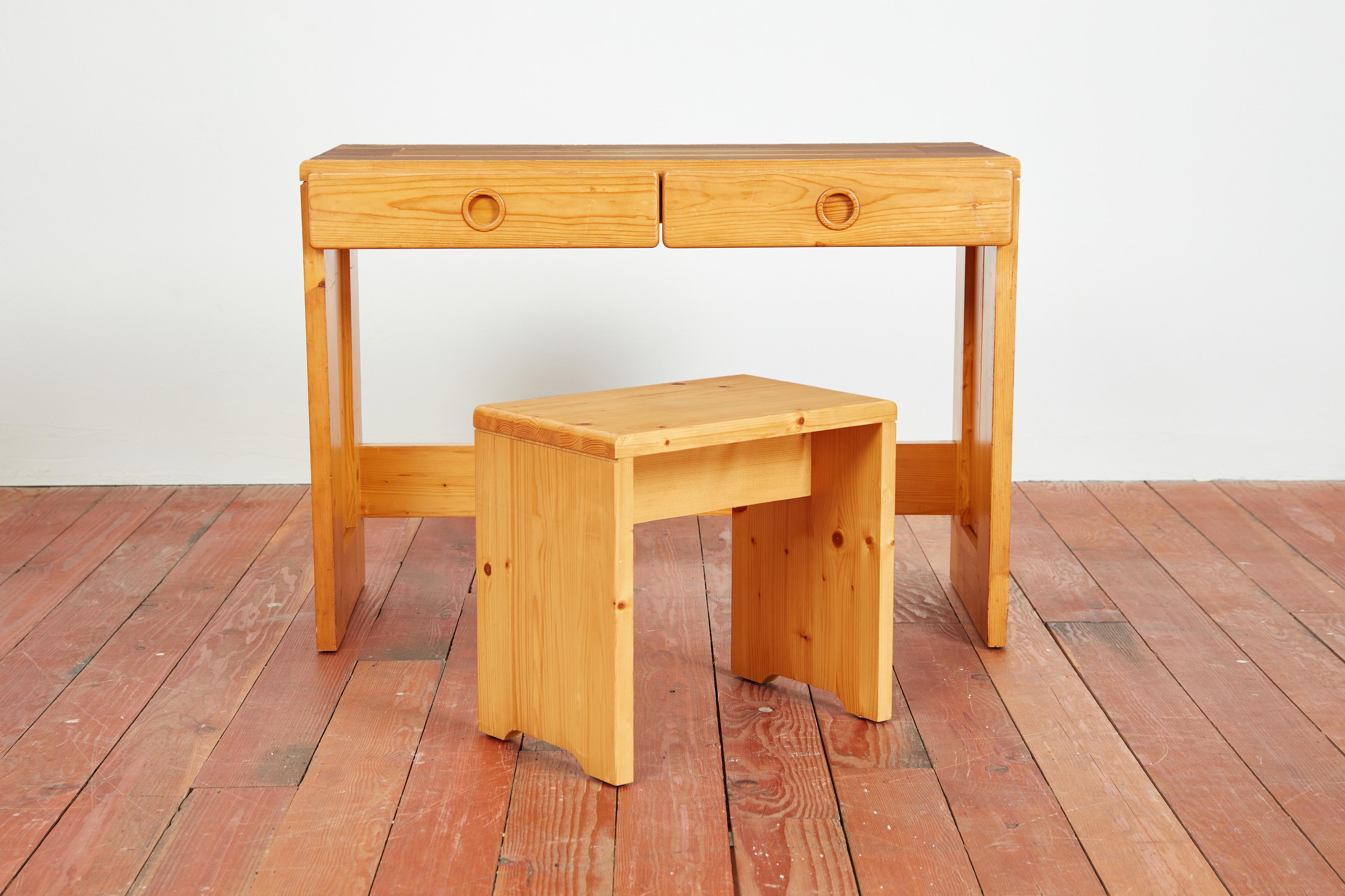 Rare bureau de Charlotte Perriand pour Les Arcs. Vers les années 60. 
Table en pin massif et tabouret assorti - tous deux avec une belle patine d'origine. 
Le bureau dispose de 2 tiroirs et peut également être utilisé comme meuble de toilette ou