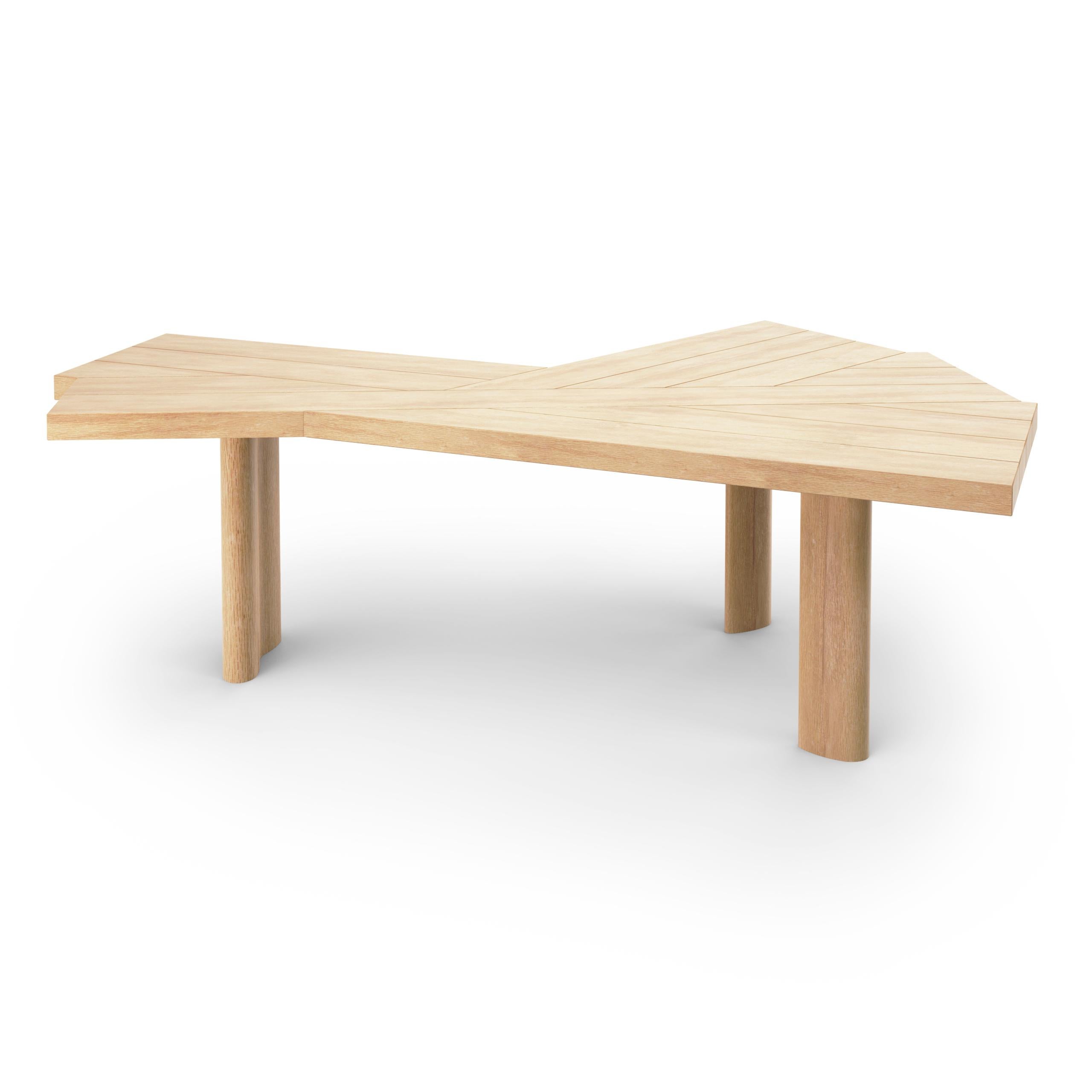 Table de salle à manger, modèle Ventaglio, conçue par Charlotte Perriand en 1972. Relancé par Cassina en 2014.
Fabriqué par Cassina en Italie.

Révolutionnaire autant que différente de toutes les autres en termes de forme et de potentiel, cette