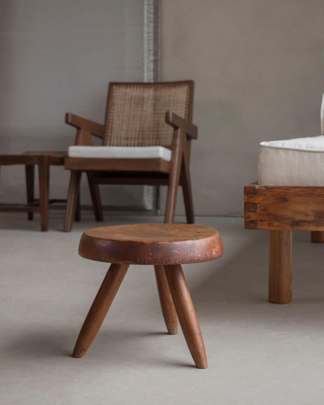 Vintage berger stool - circa 1950s - solid single slab mahogany top - provenance private residence Paris, France

The Berger stool, a timeless piece of furniture, was designed in 1953 by renowned French architect and designer Charlotte Perriand.