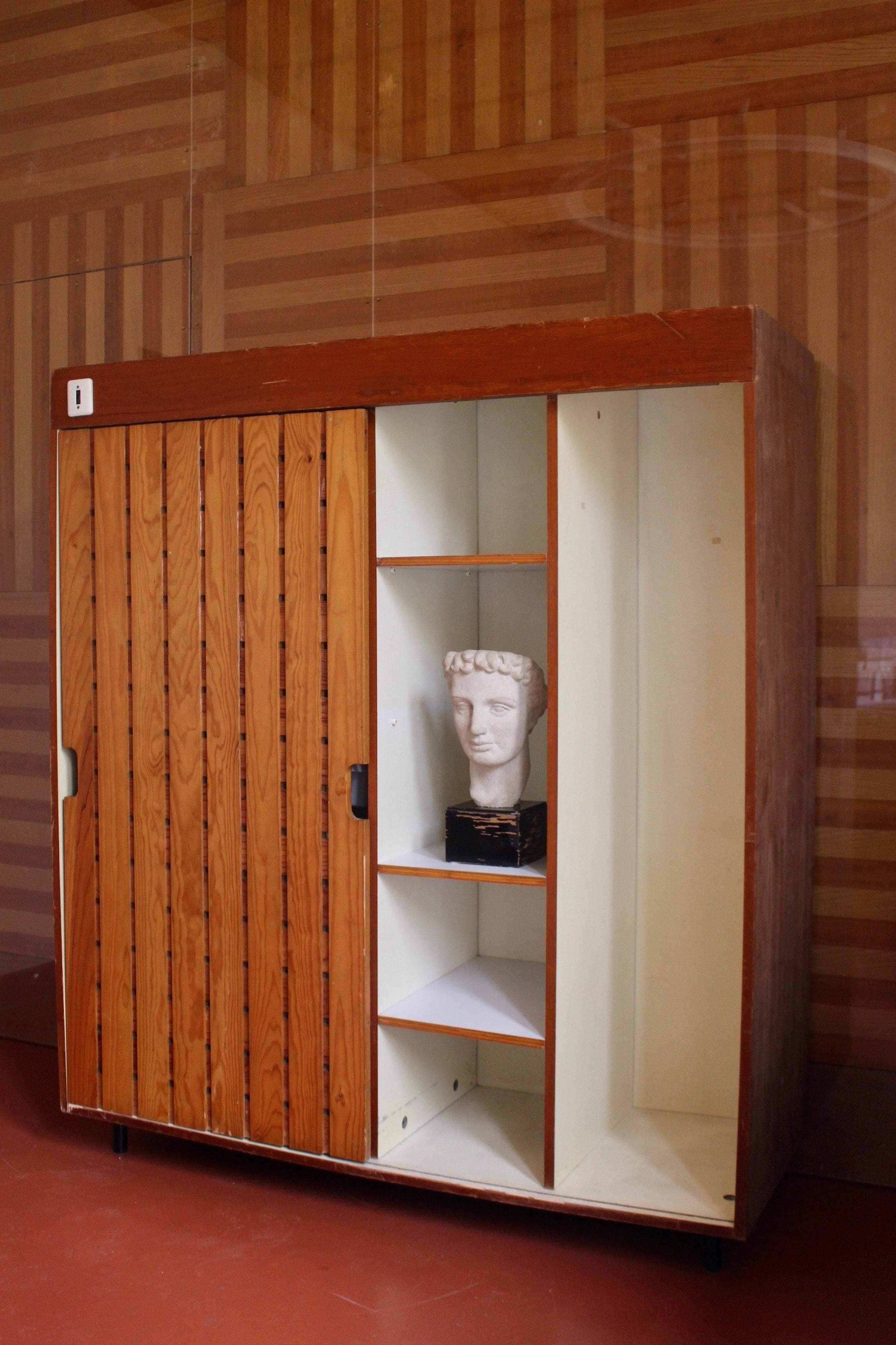 Armario de Charlotte Perriand de la estación de esquí de Les Arcs, hacia 1968 Escandinavo moderno en venta