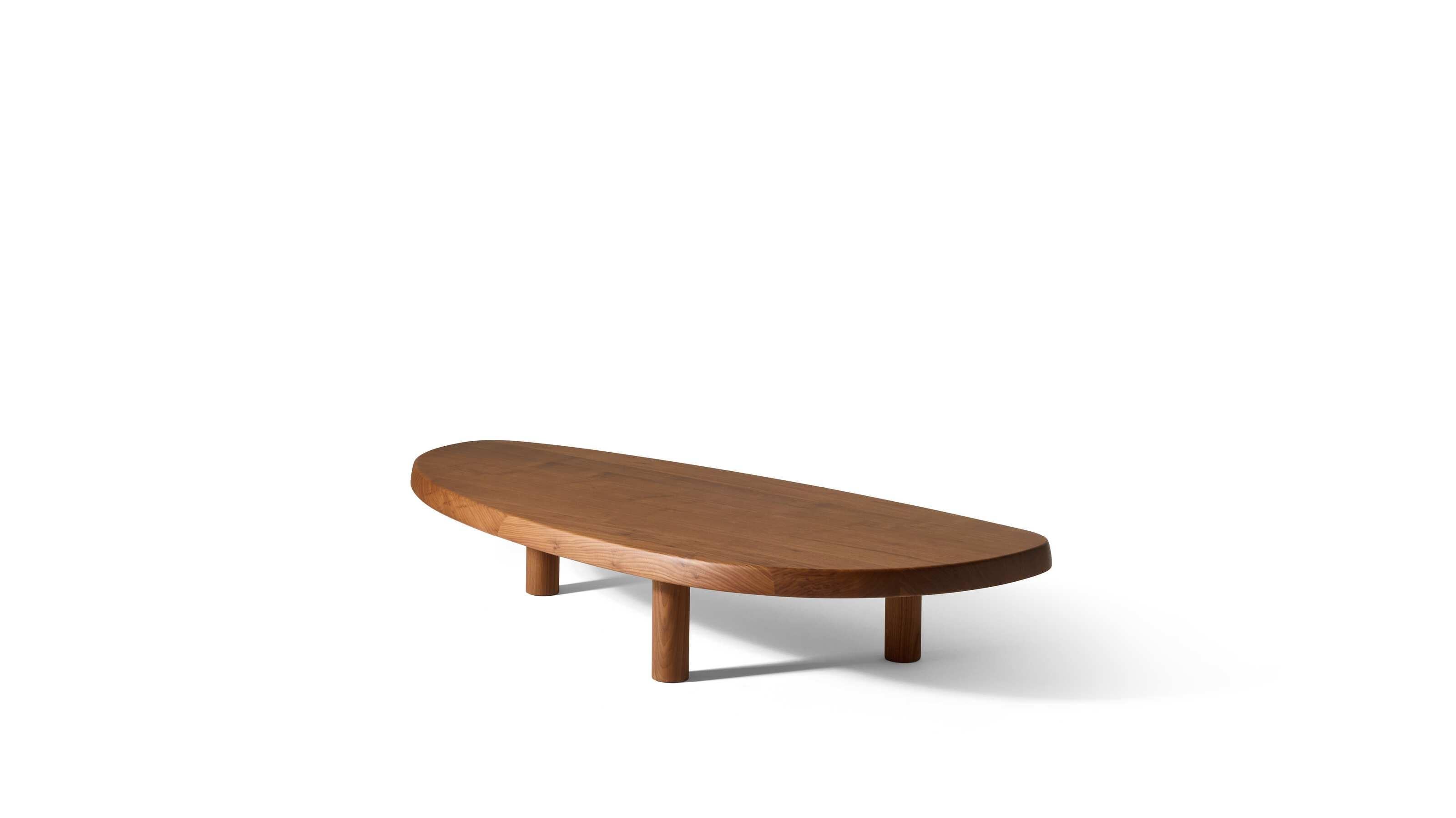 Des formes douces et enveloppantes caractérisent la table basse design dont Charlotte Perriand est l'auteur en 1959. Version basse de la table à manger 