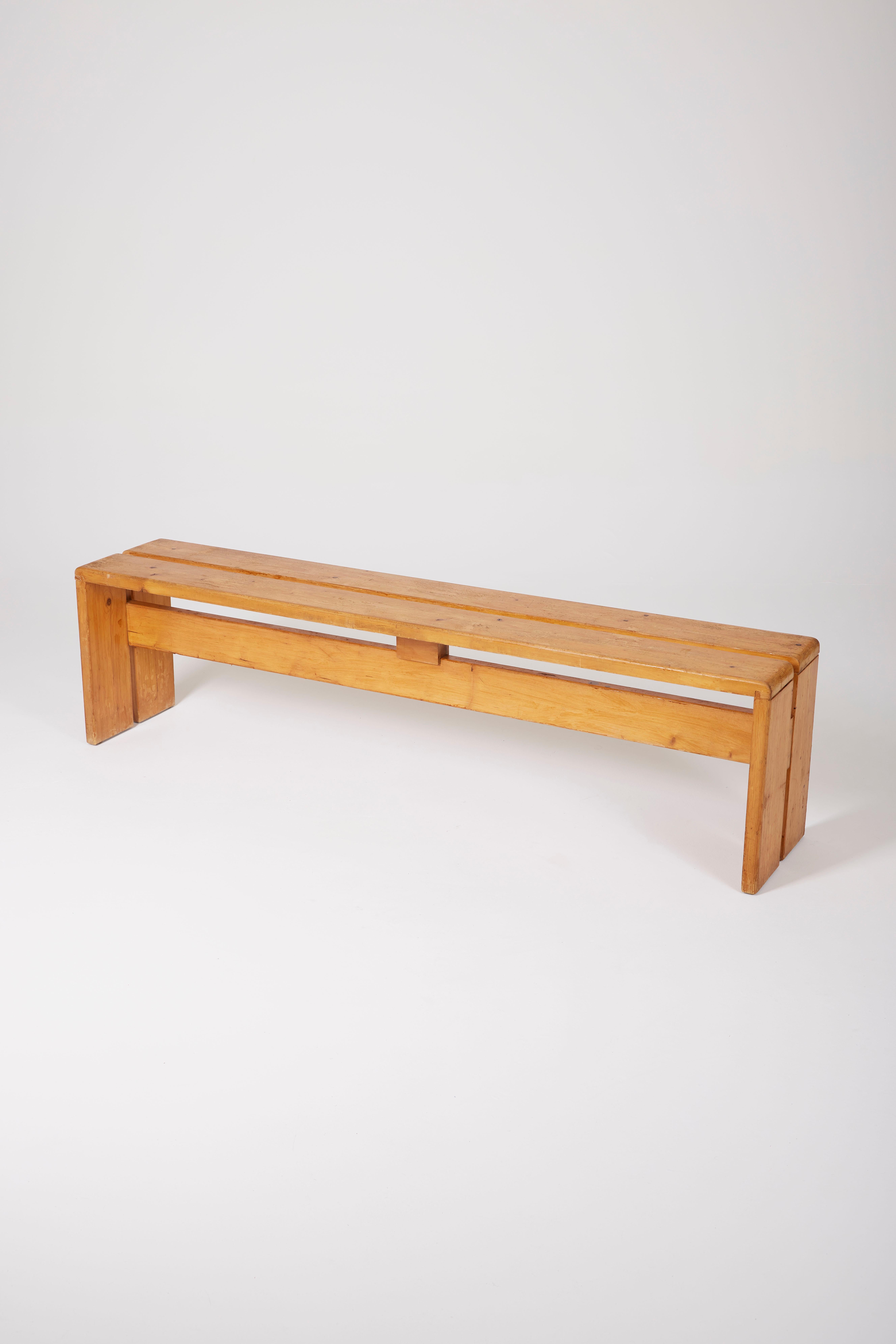 Solid pine bench designed by Charlotte Perriand for the Les Arcs ski resort, 1970s. In very good condition, with very slight signs of wear.
LP1766