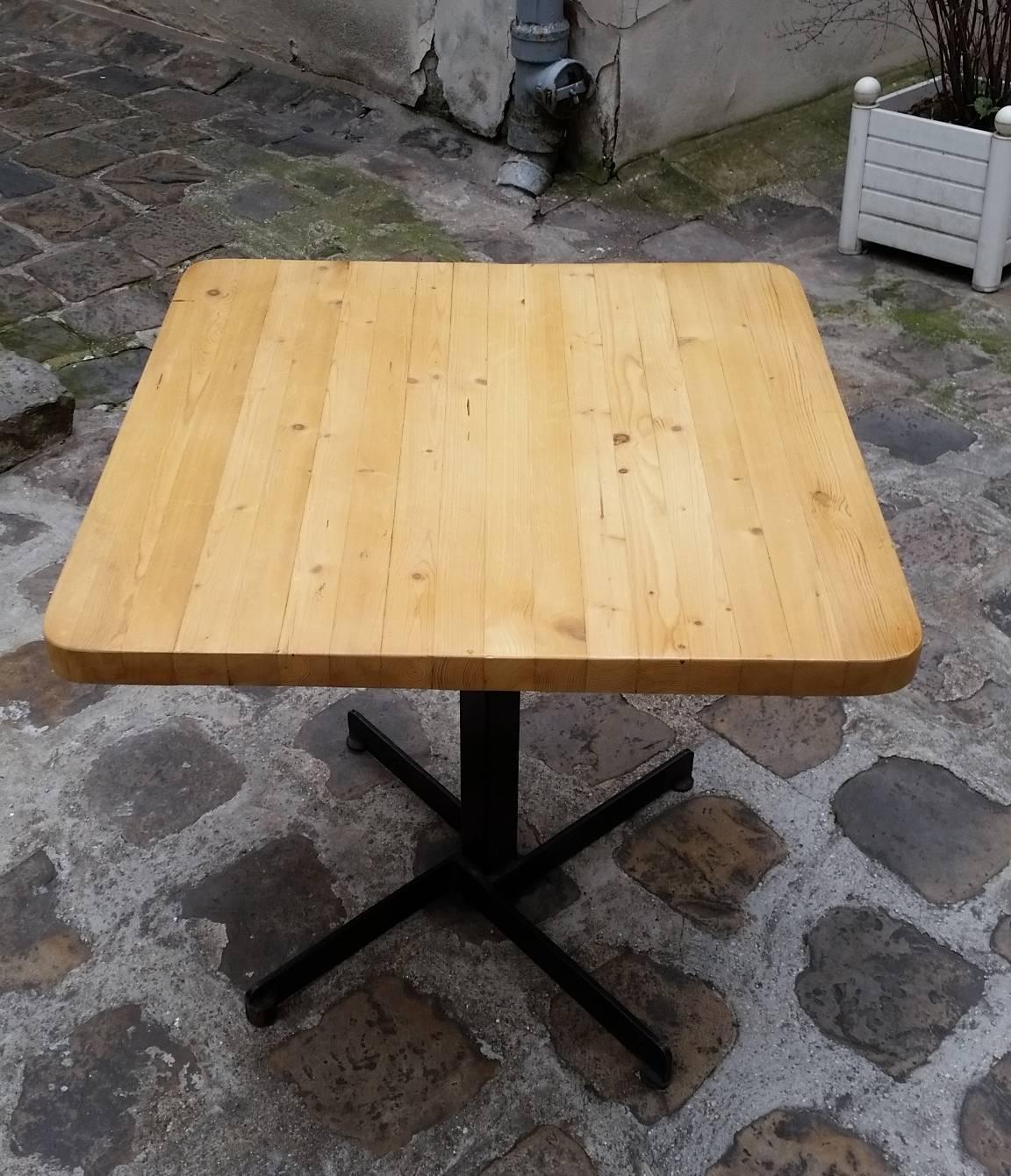 Charlotte Perriand
1960s
Square table
This small square table is in excellent condition. It consists of a pine wood top and a black lacquered metal base.

Measures: 70 x 70 H 67 cm
Table top in pine wood, metal base.
Les Arcs
Nice condition!