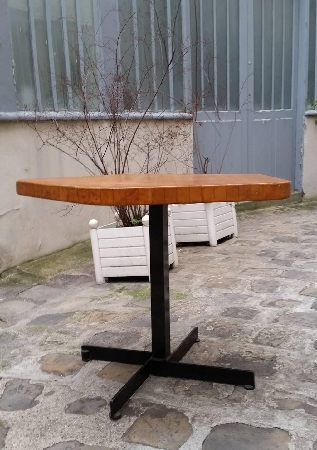 Charlotte Perriand
Pentagonal table
This pentagonal table, sober but of character, is in excellent condition. It consists of a pine wood top and a black lacquered metal base.
The 1970s.
Measures: 84 x 78 H: 67 cm
tabletop in pine wood, metal